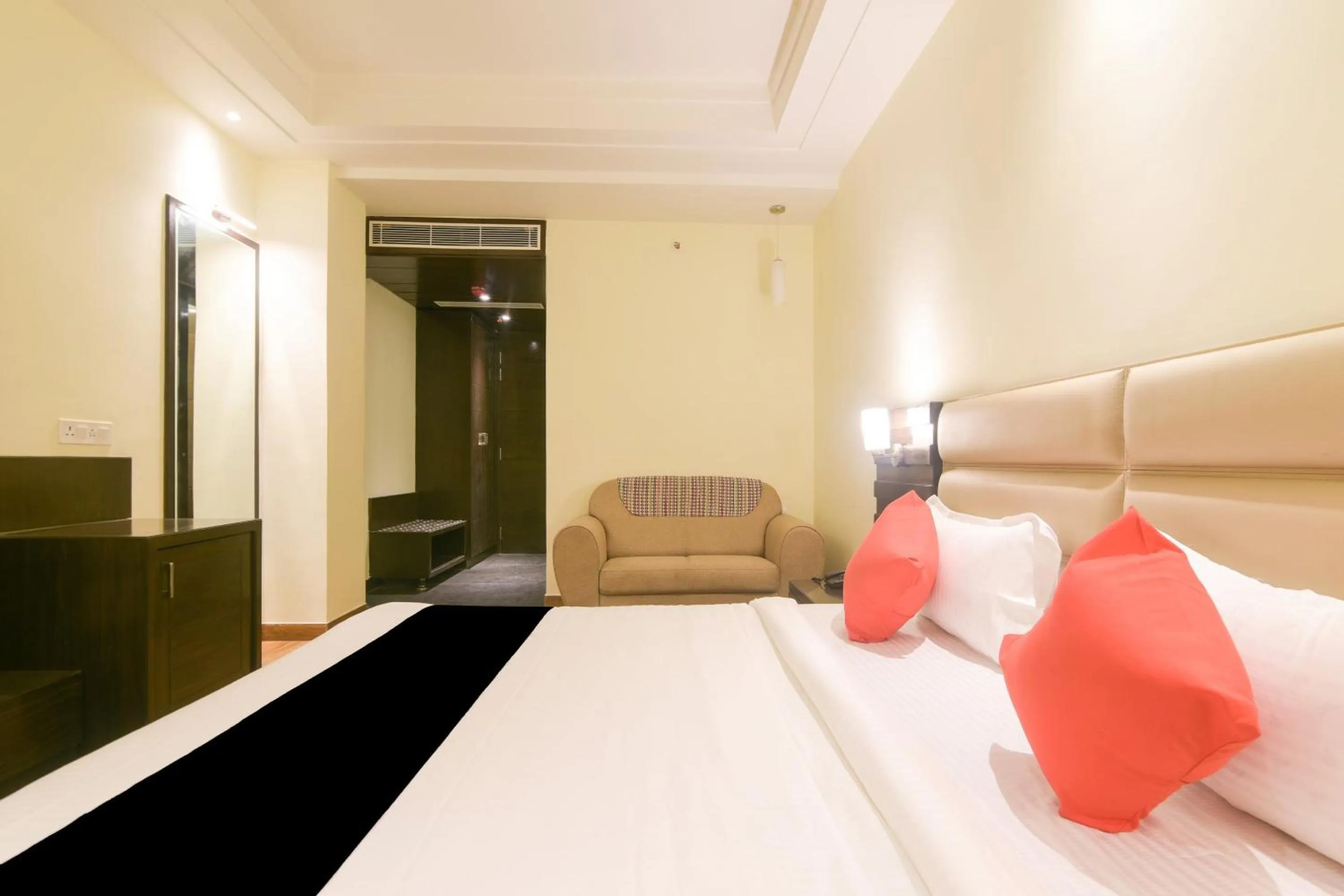 Bedroom, Bed in OYO 77736 Hotel Starlight