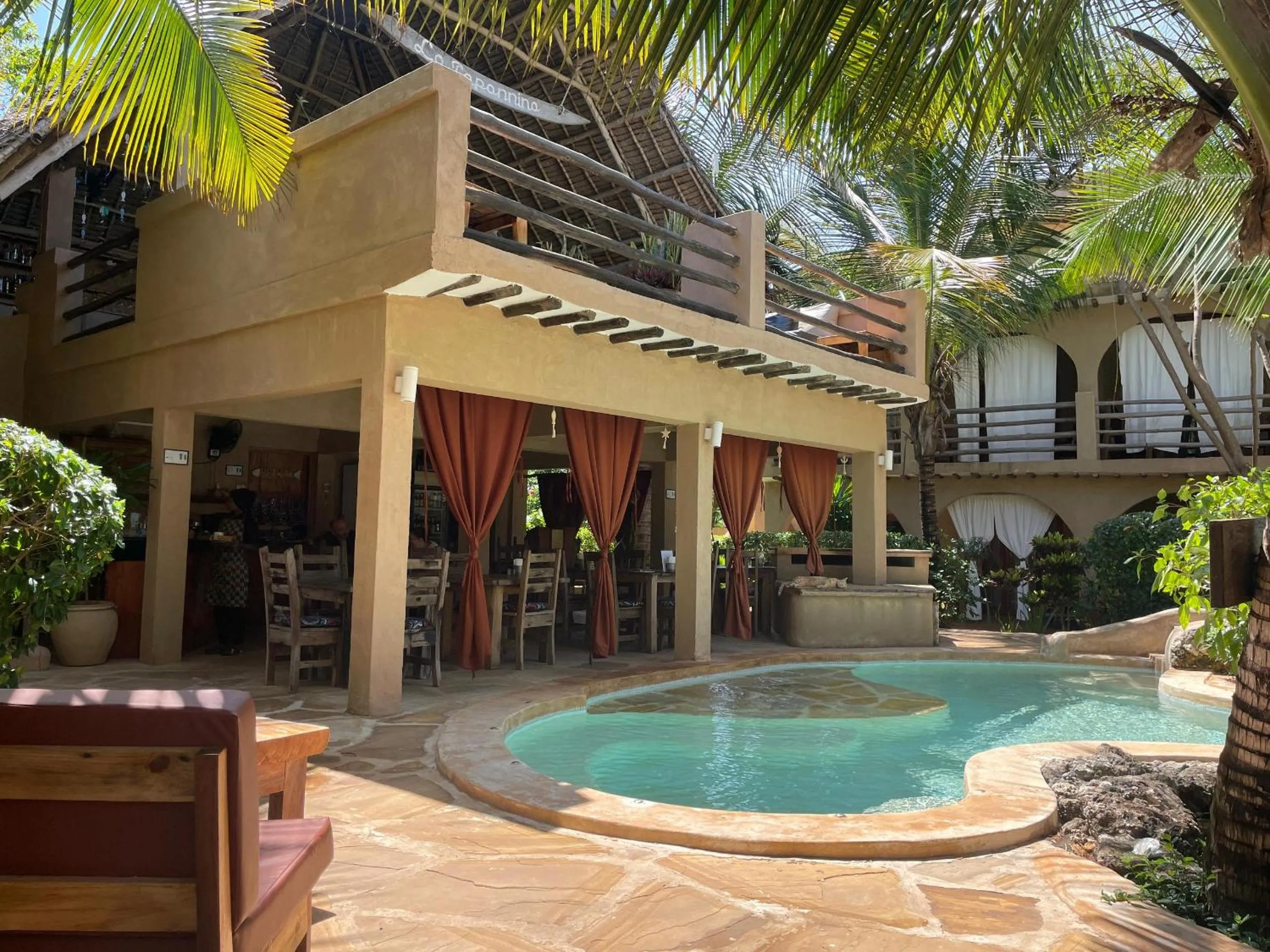 Restaurant/places to eat in Lapili Residence