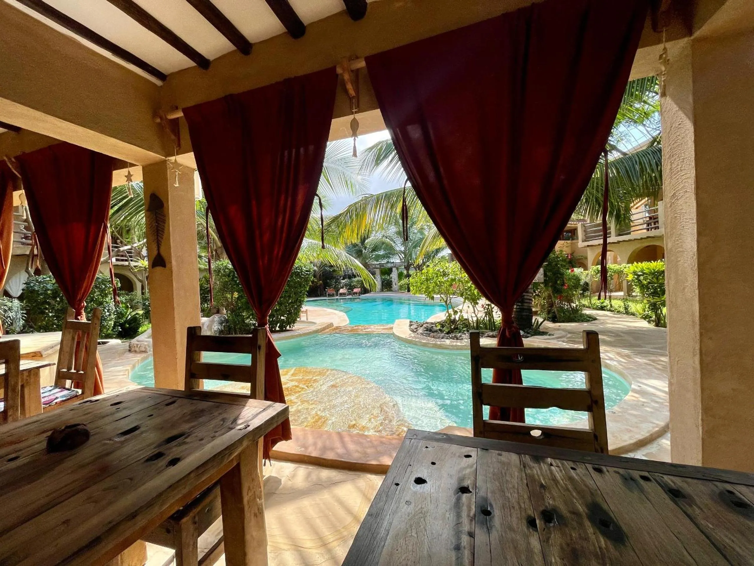 Restaurant/places to eat in Lapili Residence