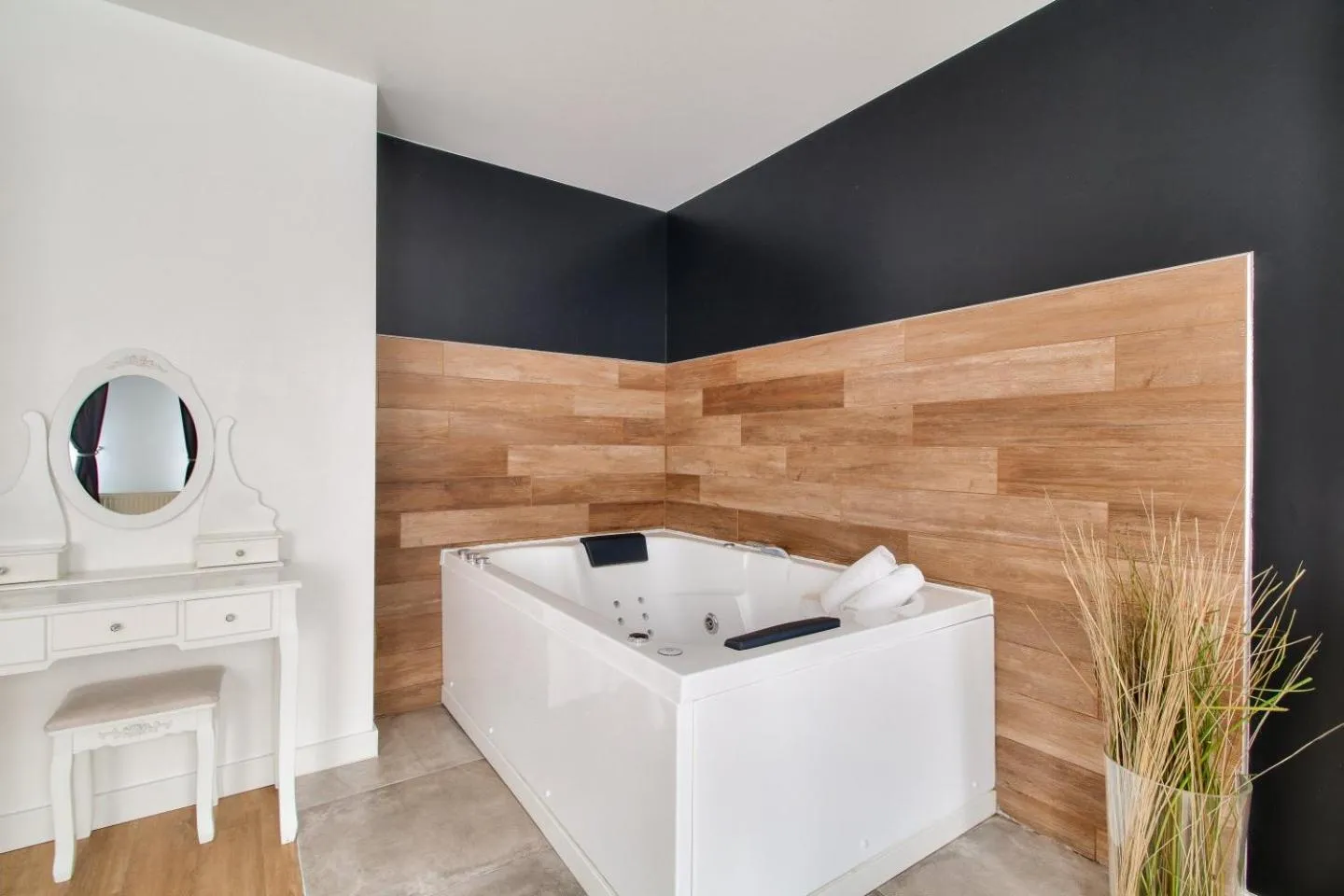 Hot Tub in 123home - Suite & spa XL