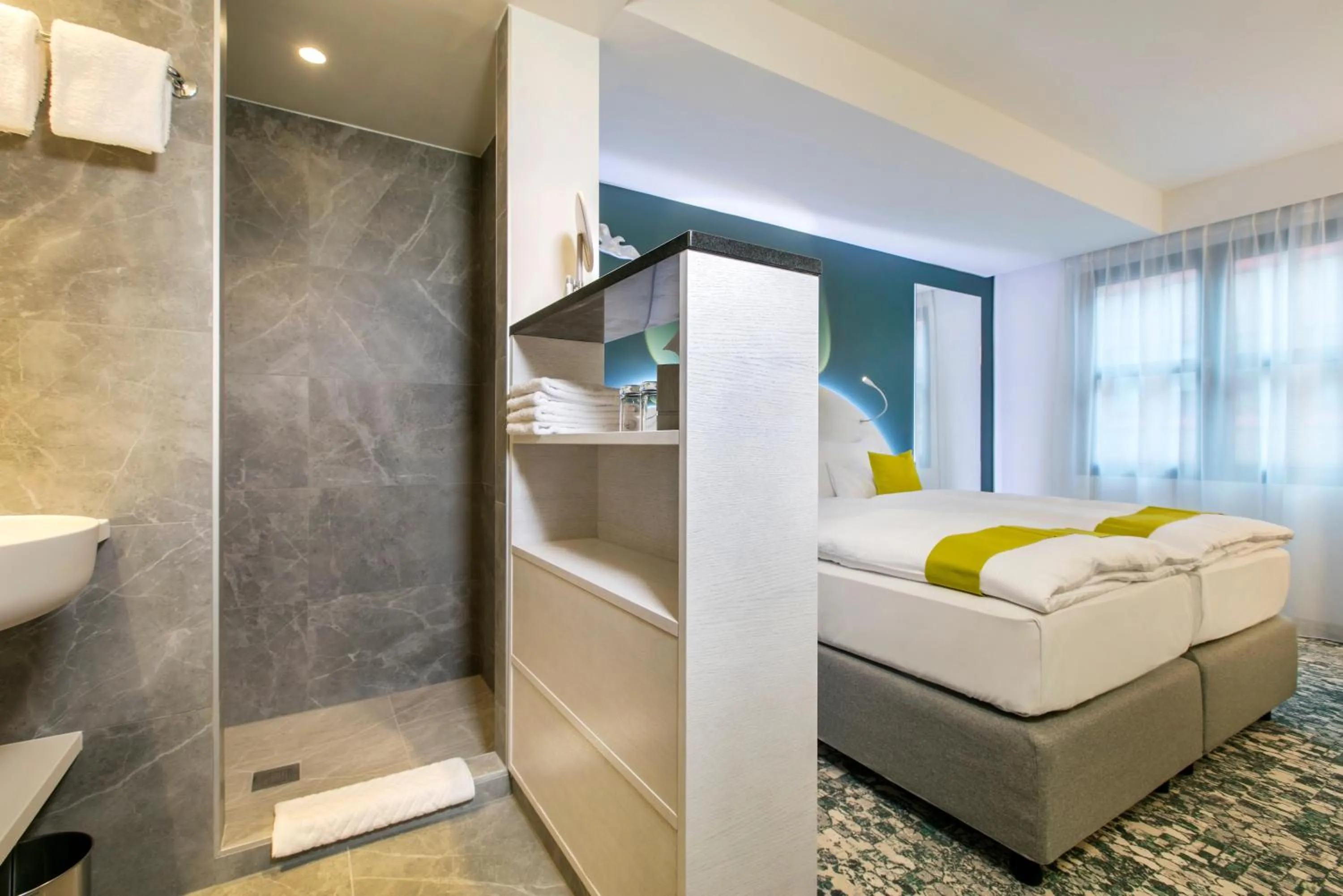 Shower, Bed in ARCOTEL Donauzentrum Wien