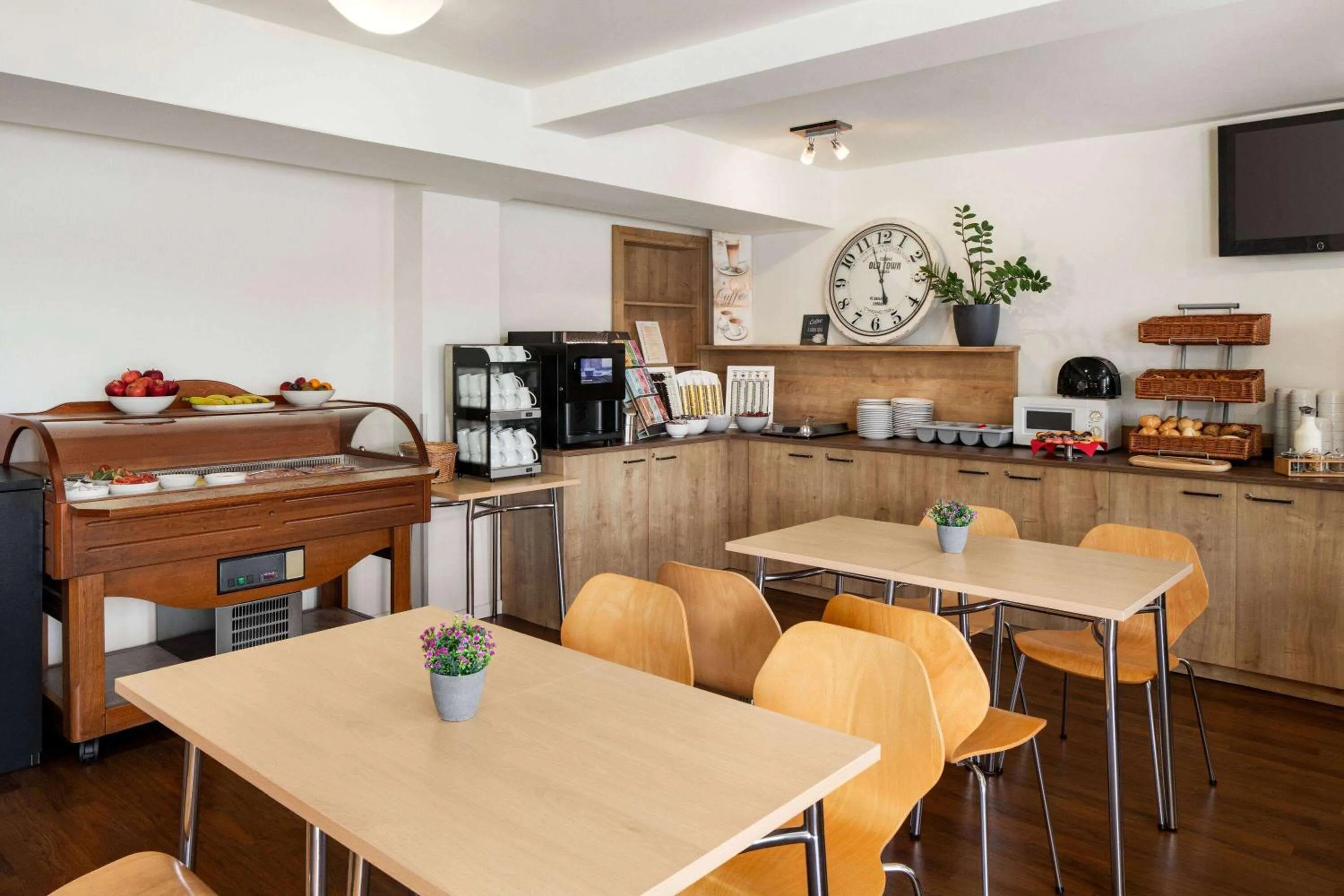 Breakfast in Amedia Express Sattledt, Trademark Collection by Wyndham