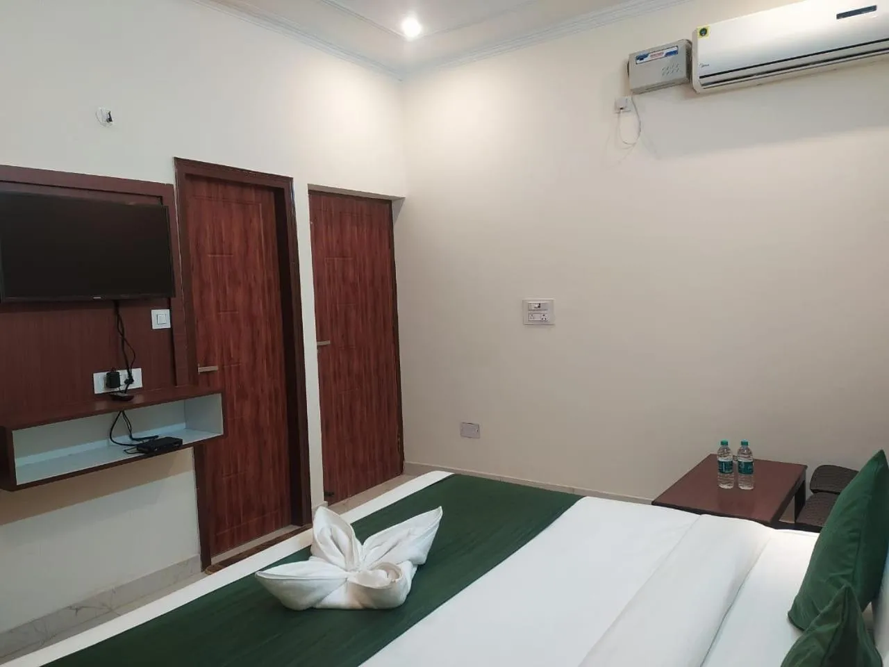 Bed in Hotel The Shivaay - Delight Inn Rishikesh