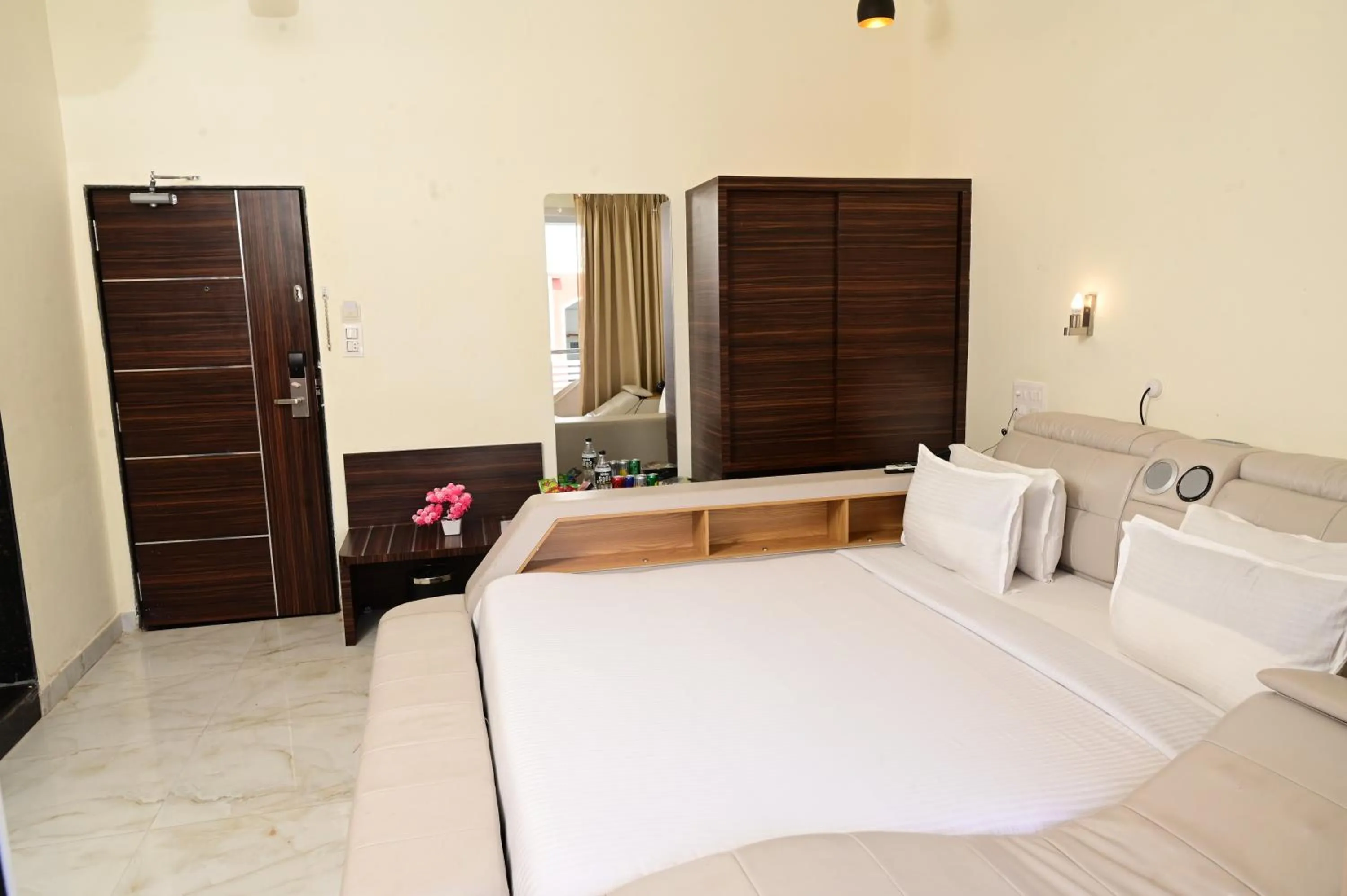 Bed in Shanti Solitaire, Arpora