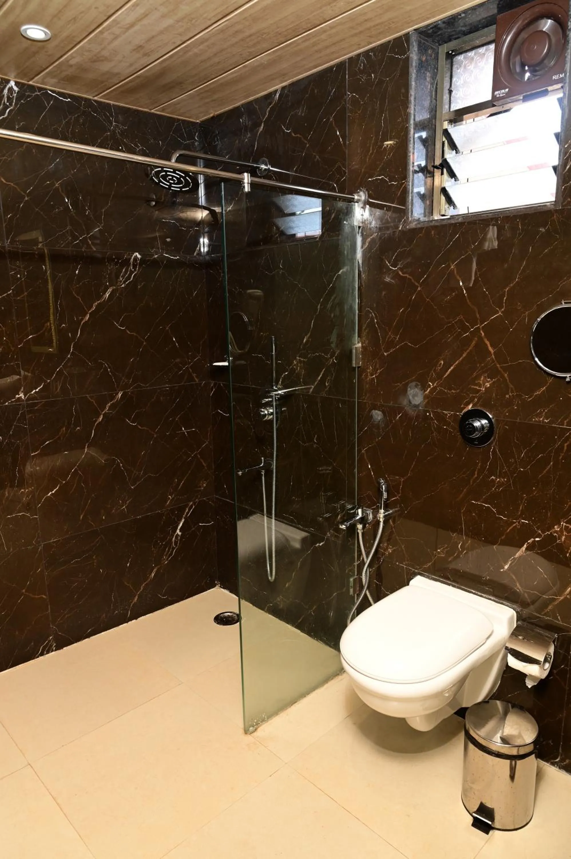 Shower in Shanti Solitaire, Arpora