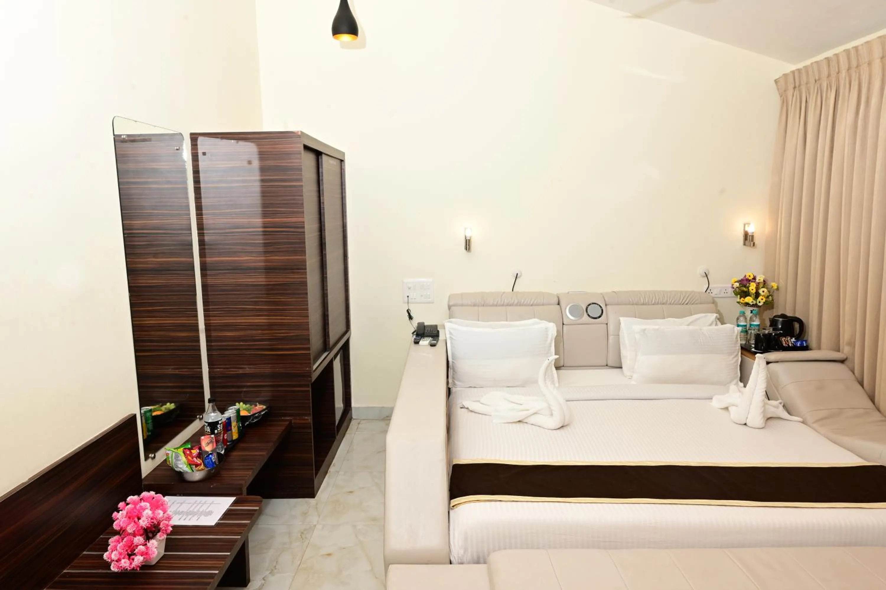 Bedroom, Bed in Shanti Solitaire, Arpora