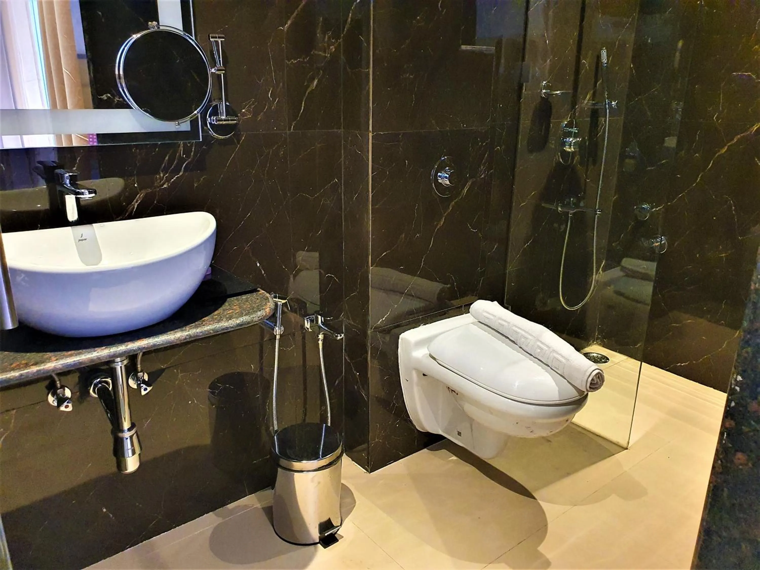 Shower in Shanti Solitaire, Arpora