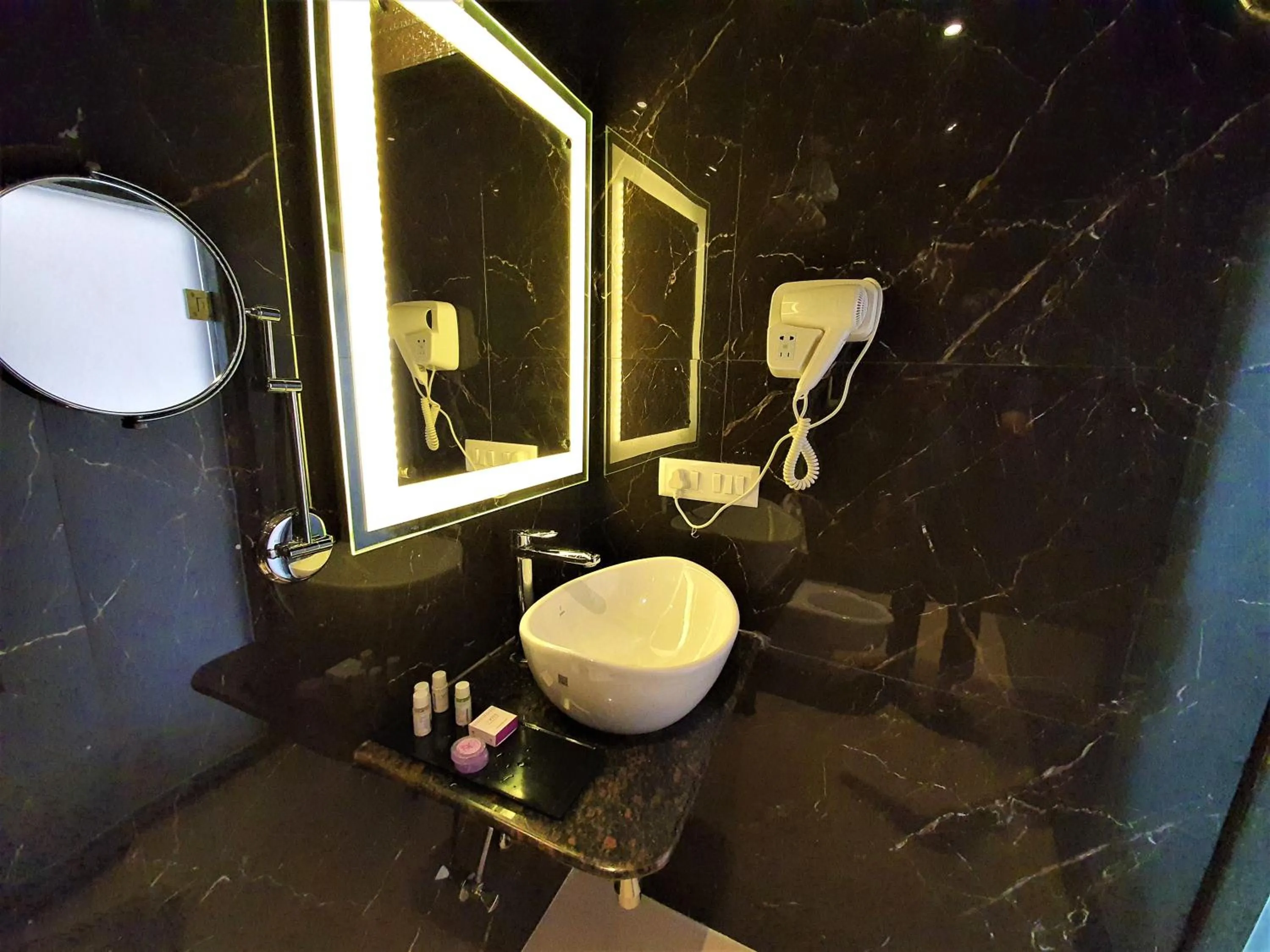 Bathroom in Shanti Solitaire, Arpora