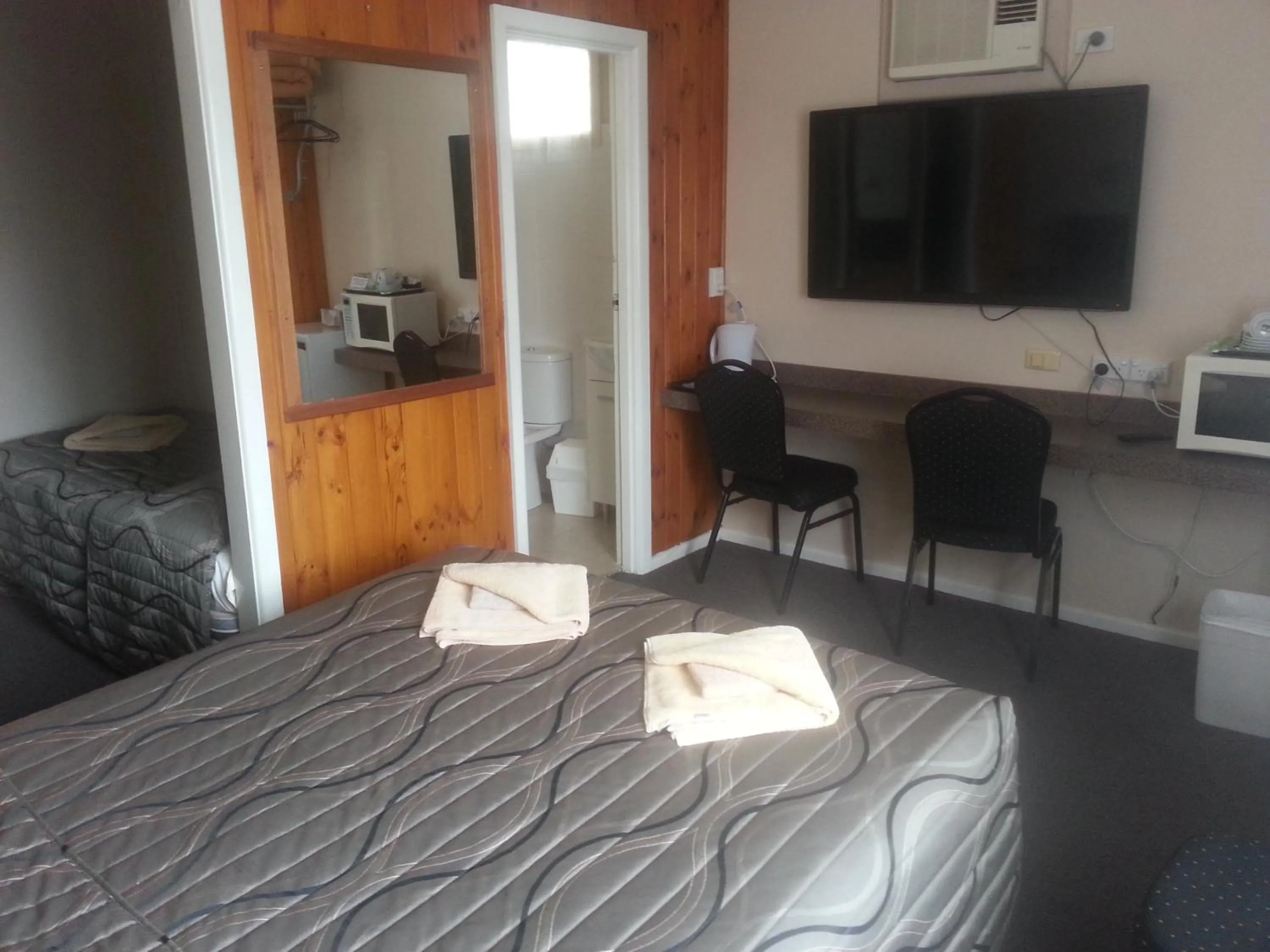 Photo of the whole room, Bed in Nhill Oasis Motel