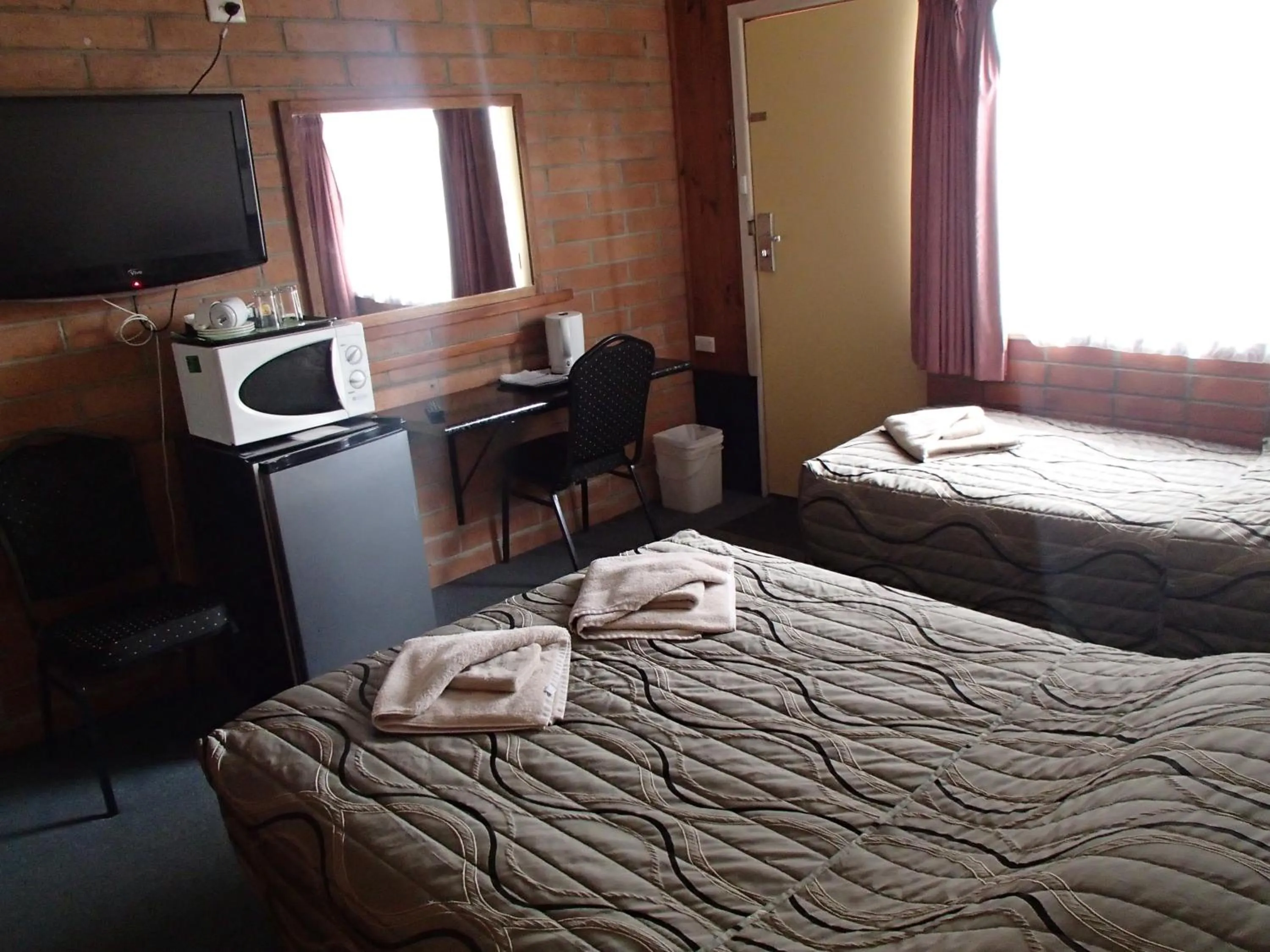 Photo of the whole room, Bed in Nhill Oasis Motel