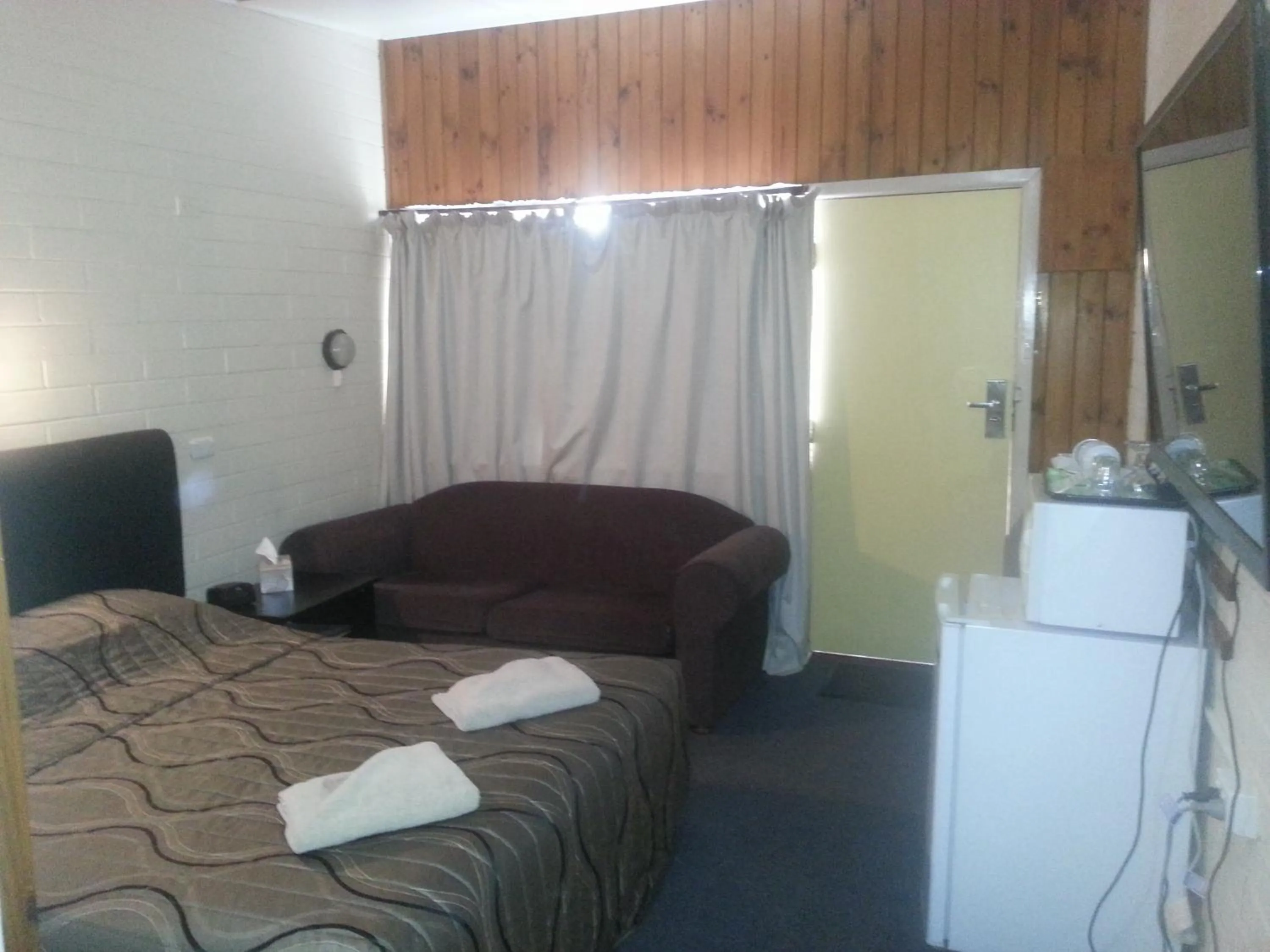Photo of the whole room, Bed in Nhill Oasis Motel