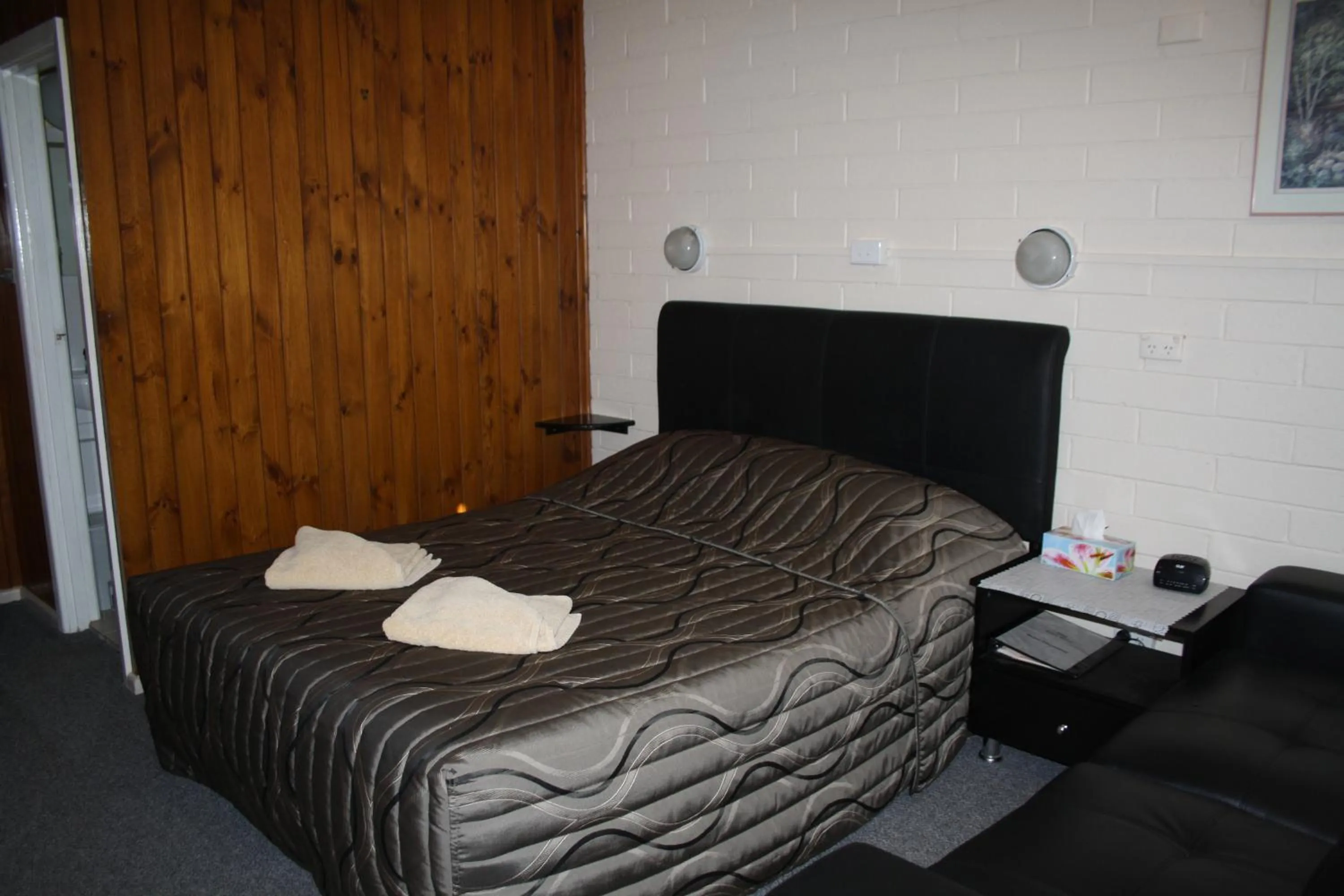 Photo of the whole room, Bed in Nhill Oasis Motel