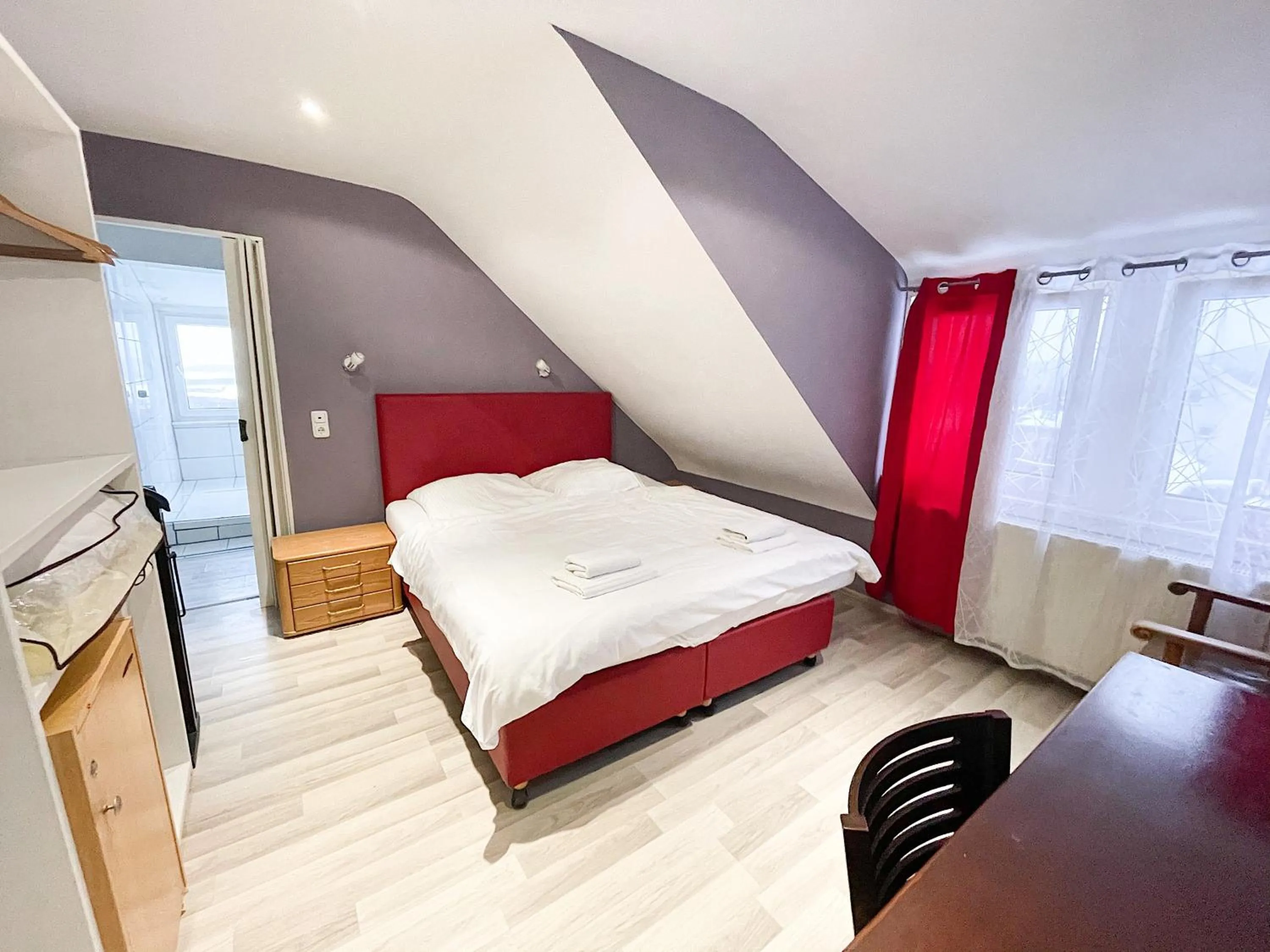 Photo of the whole room, Bed in Glashütten Hotel