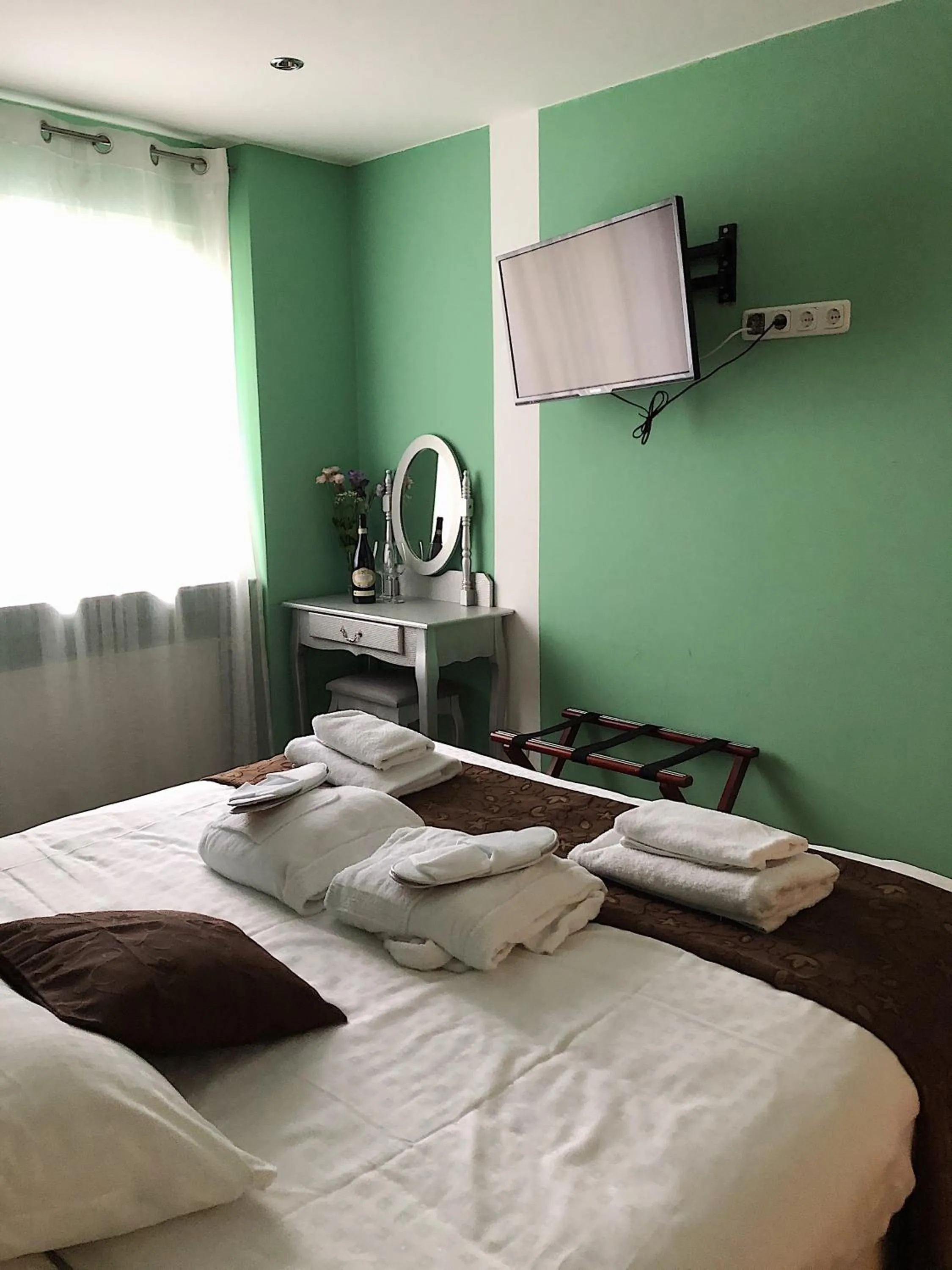 TV and multimedia, Bed in Glashütten Hotel