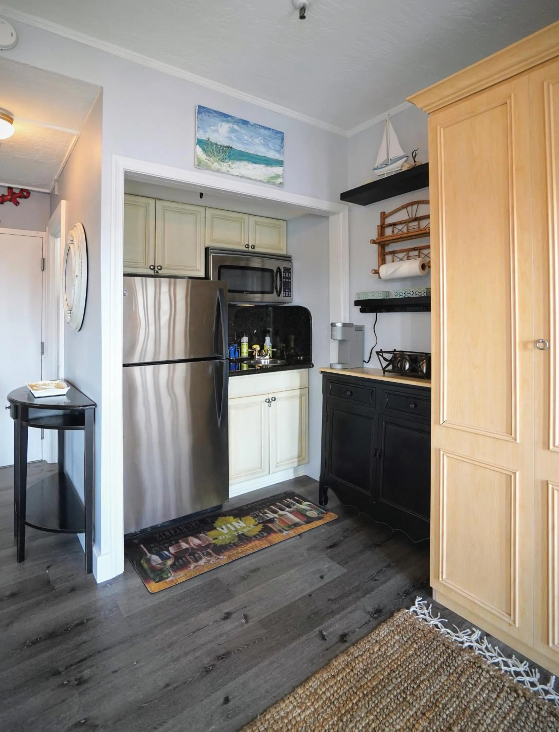 Palm Beach Hotel with Juliette Balconies! 2 blocks from beach! Historic Landmark