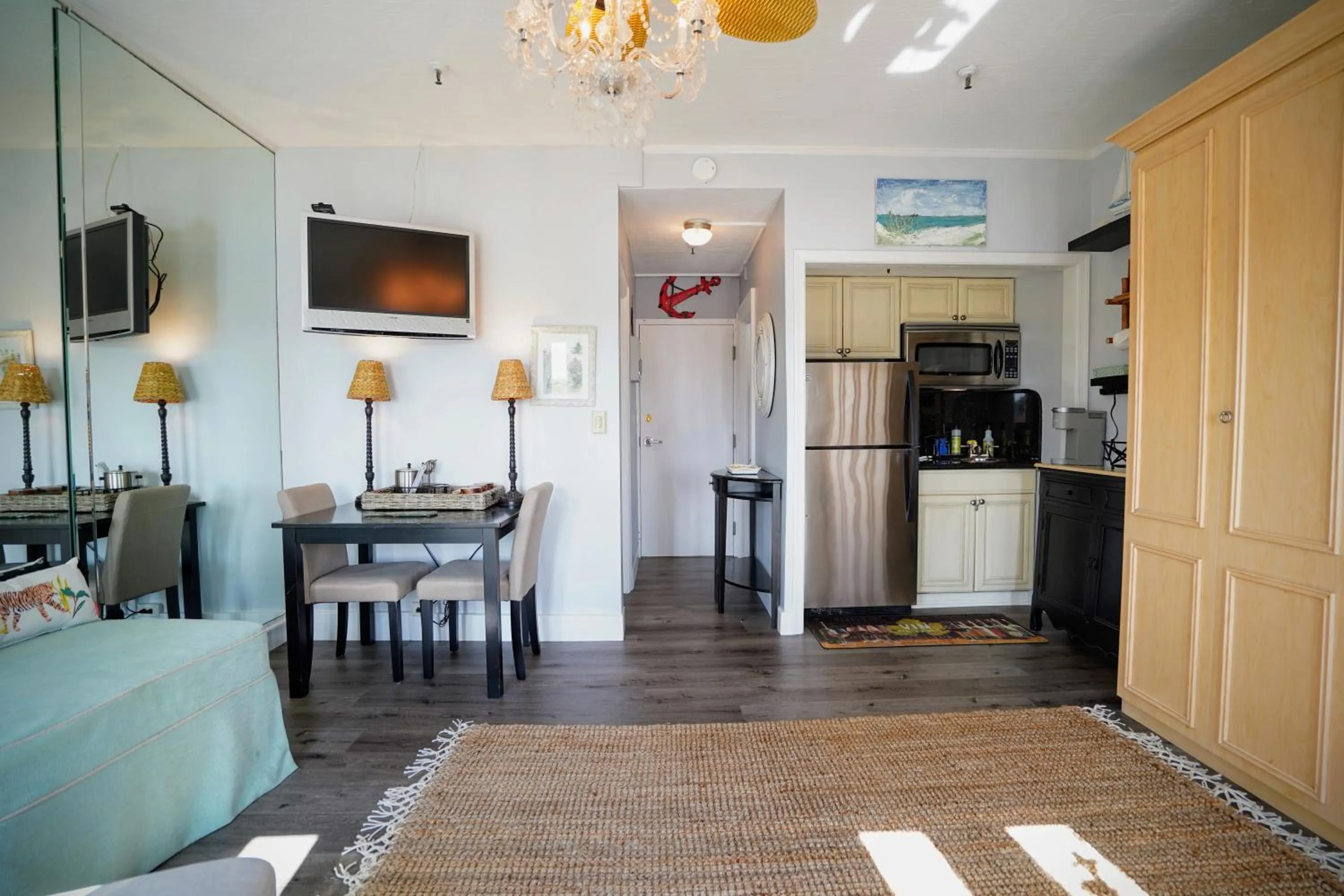 Palm Beach Hotel with Juliette Balconies! 2 blocks from beach! Historic Landmark