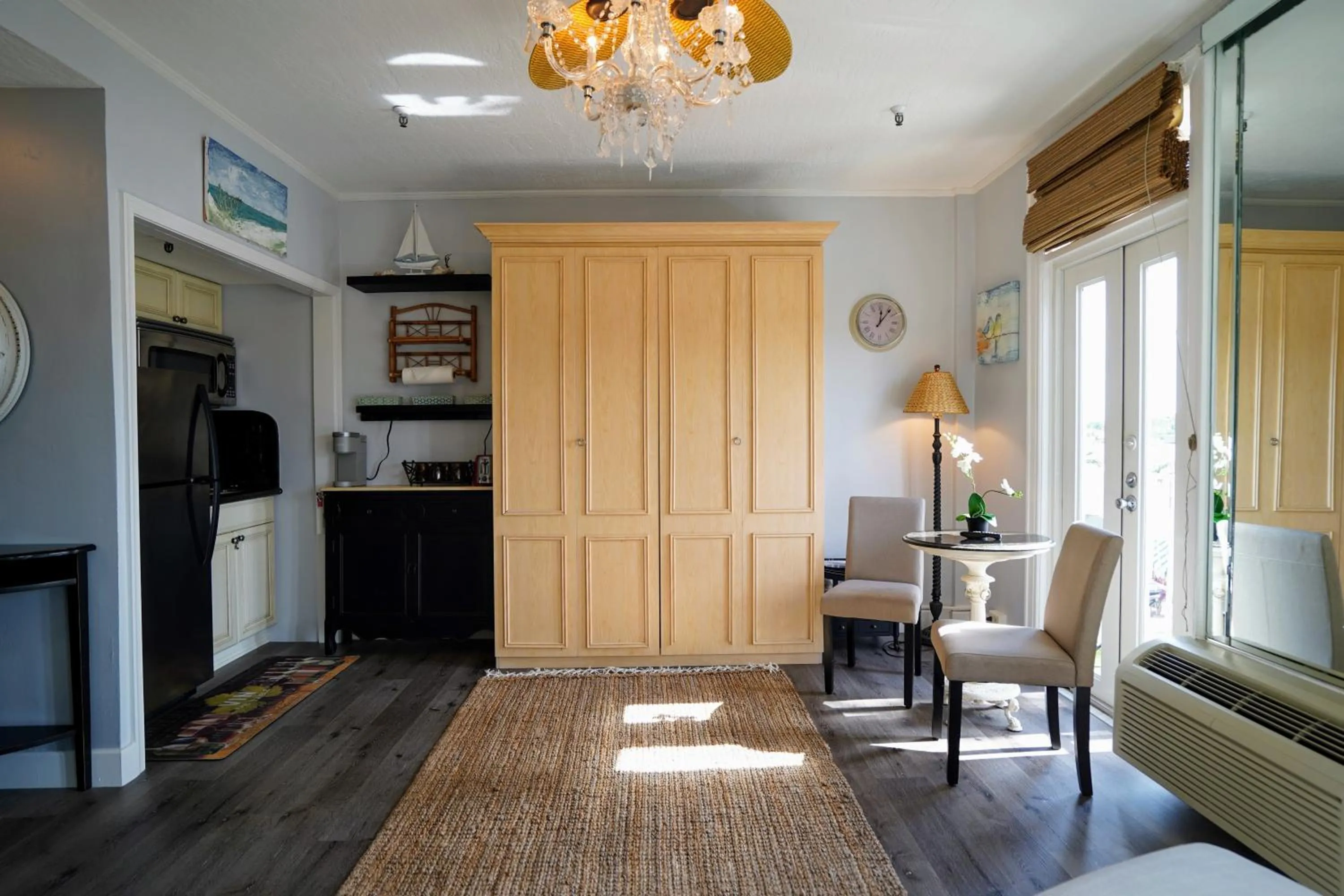 Palm Beach Hotel with Juliette Balconies! 2 blocks from beach! Historic Landmark