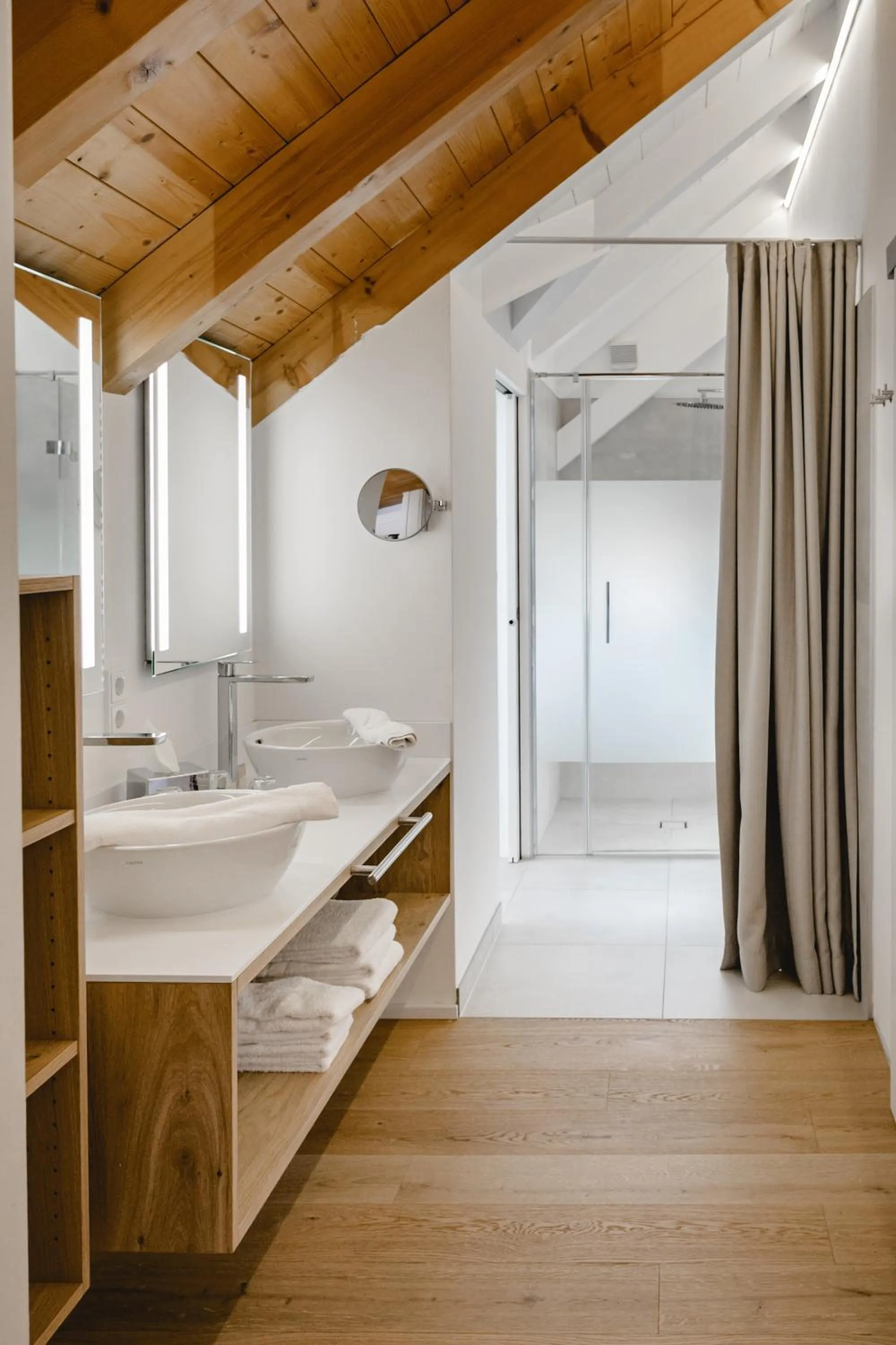 Shower, Bed in Seehotel Brandauer's Villen