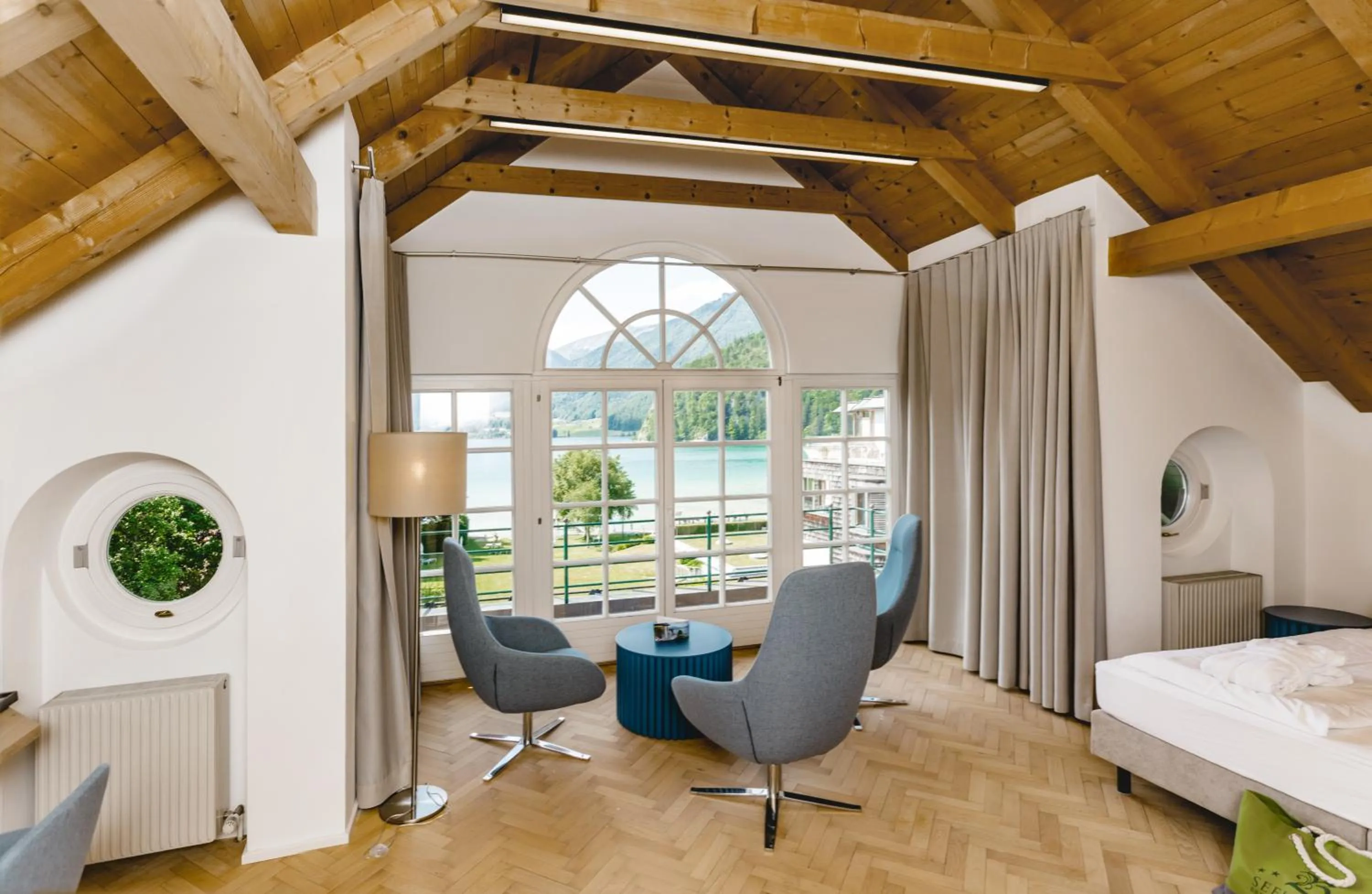 View (from property/room), Bed in Seehotel Brandauer's Villen