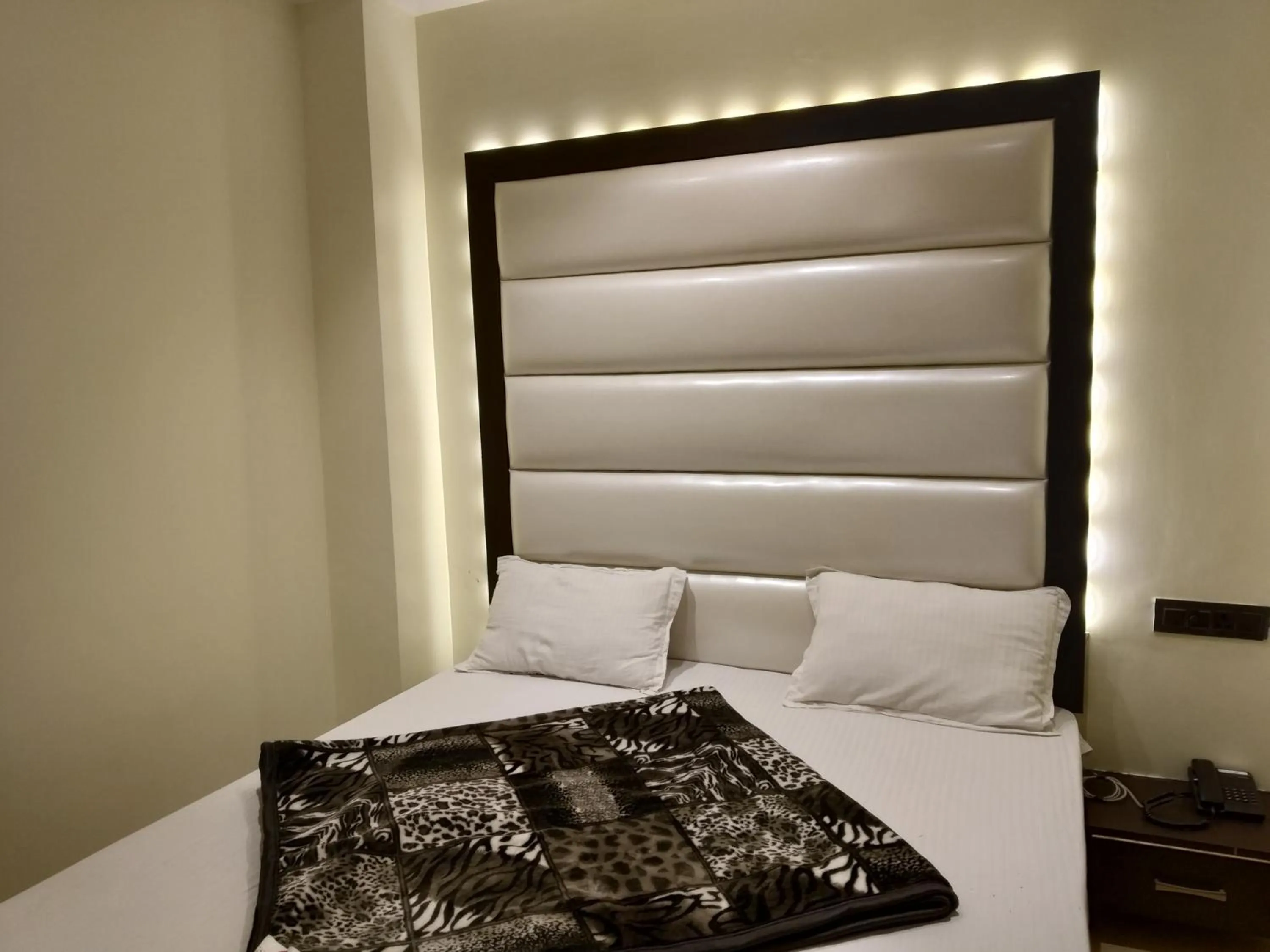 Photo of the whole room, Bed in Hotel Star Inn