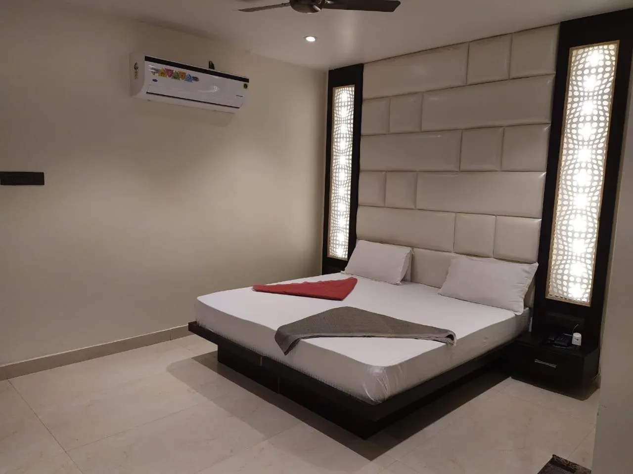 Photo of the whole room, Bed in Hotel Star Inn