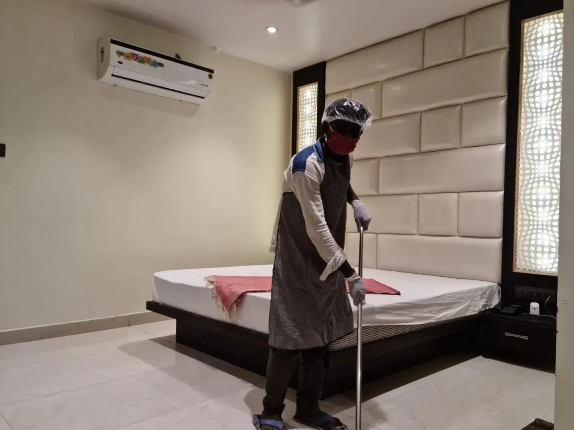 Staff, Bed in Hotel Star Inn