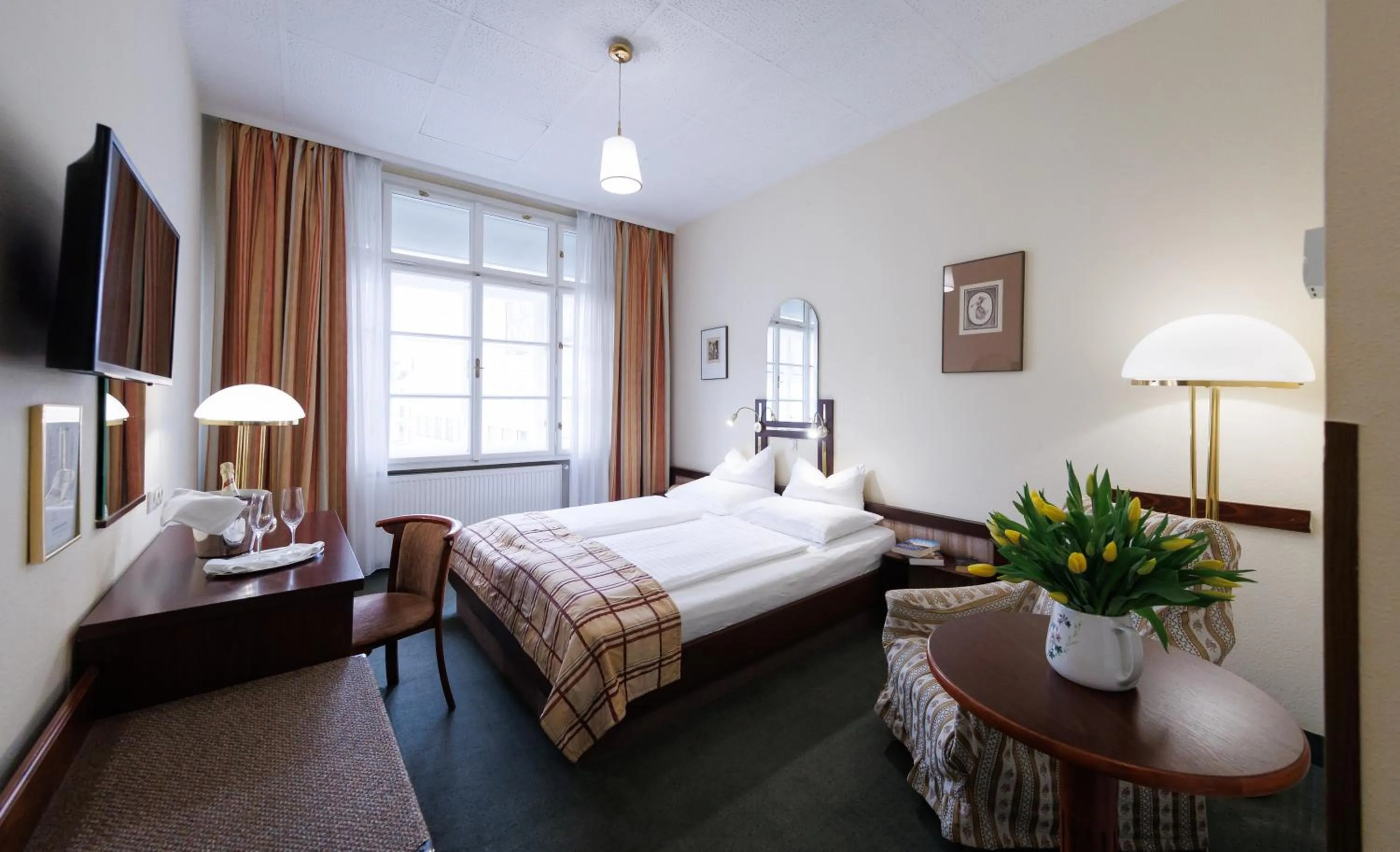 Photo of the whole room, Bed in Continental Hotel-Pension