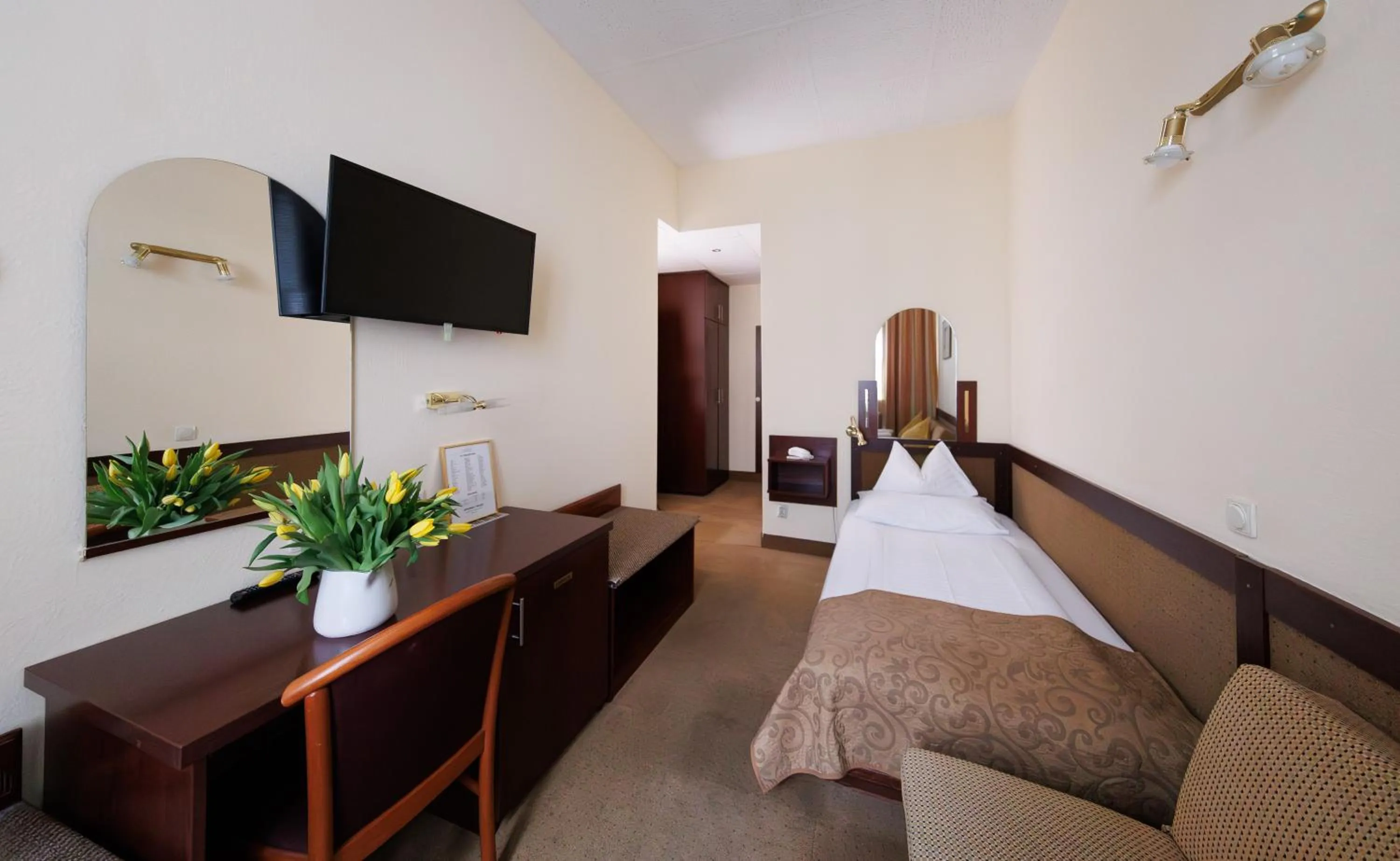 Photo of the whole room, Bed in Continental Hotel-Pension