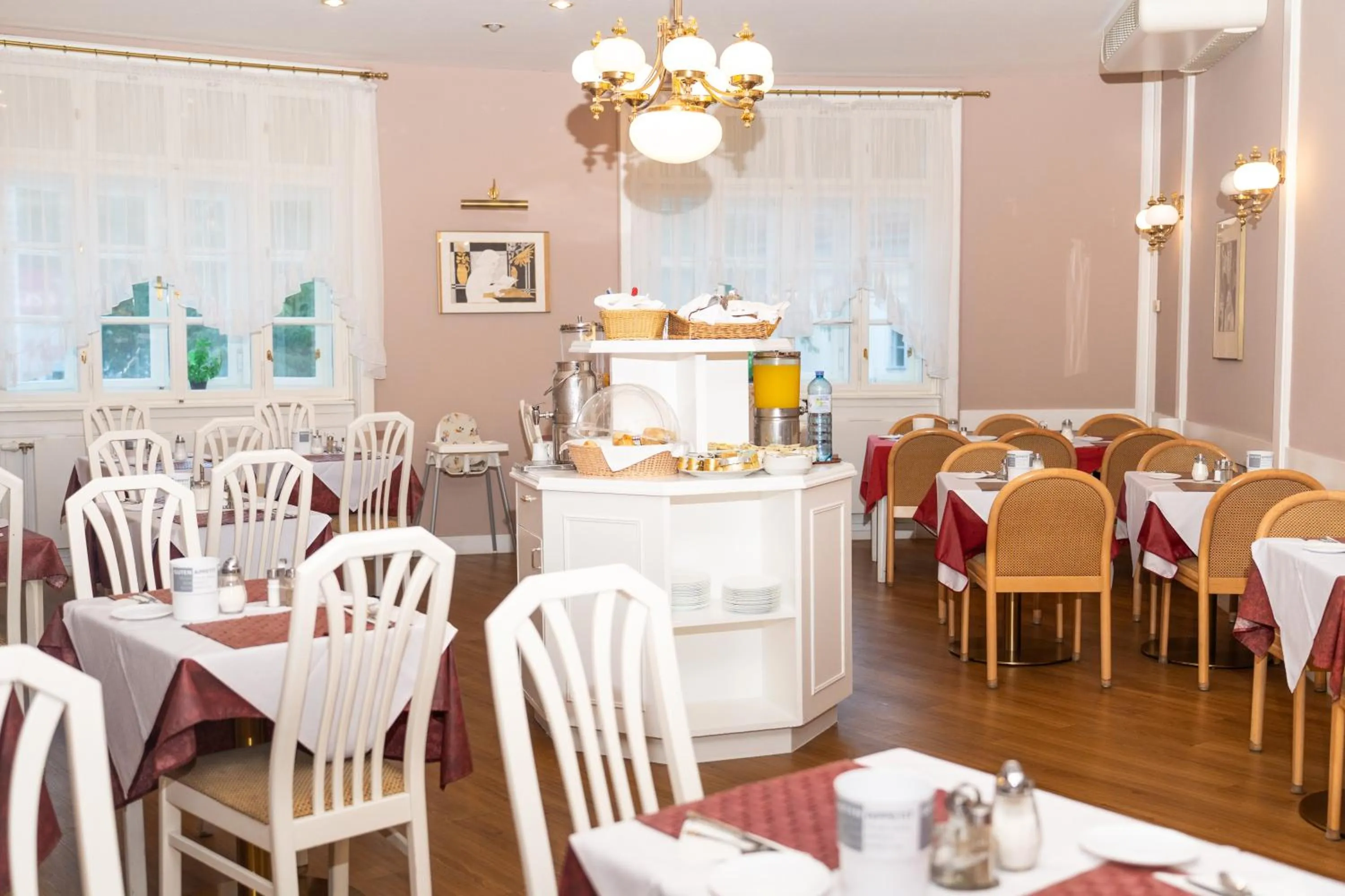 Restaurant/places to eat in Continental Hotel-Pension