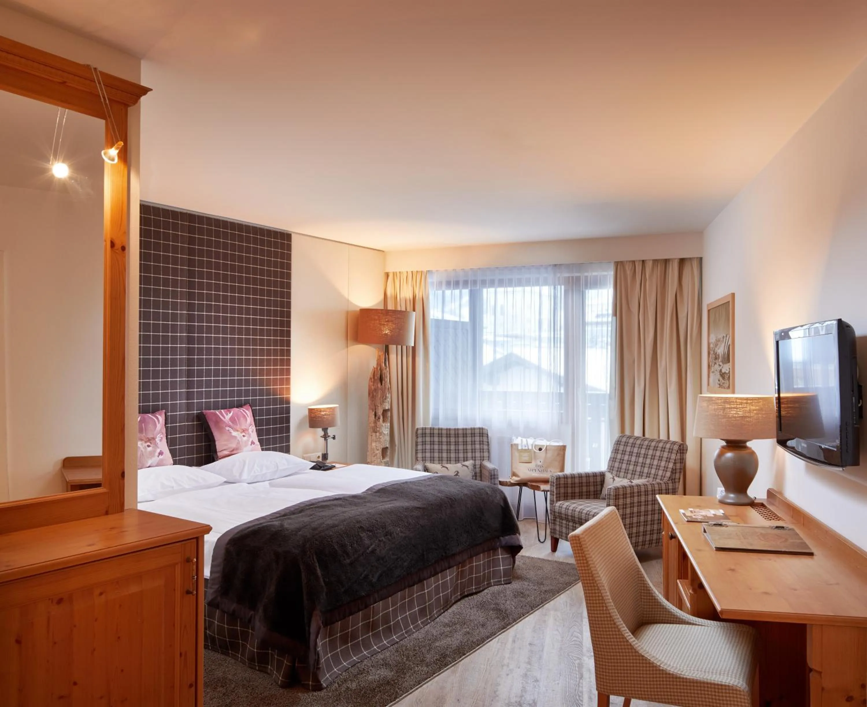 Photo of the whole room, Bed in Das Alpenhaus Kaprun