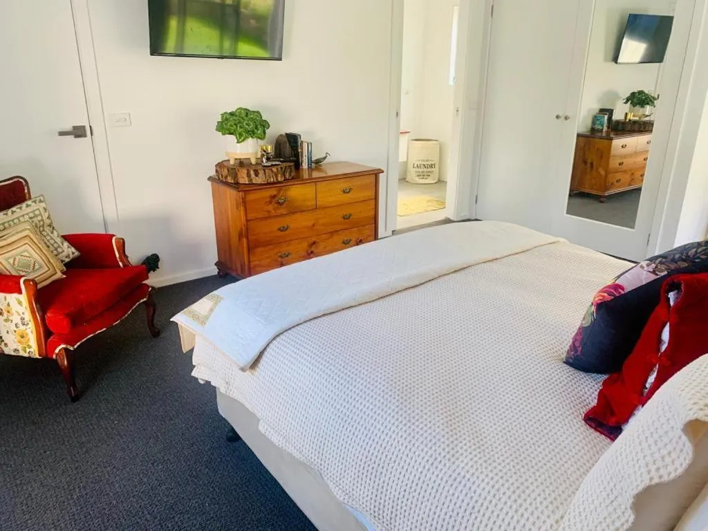 Photo of the whole room, Bed in Mountain Valley