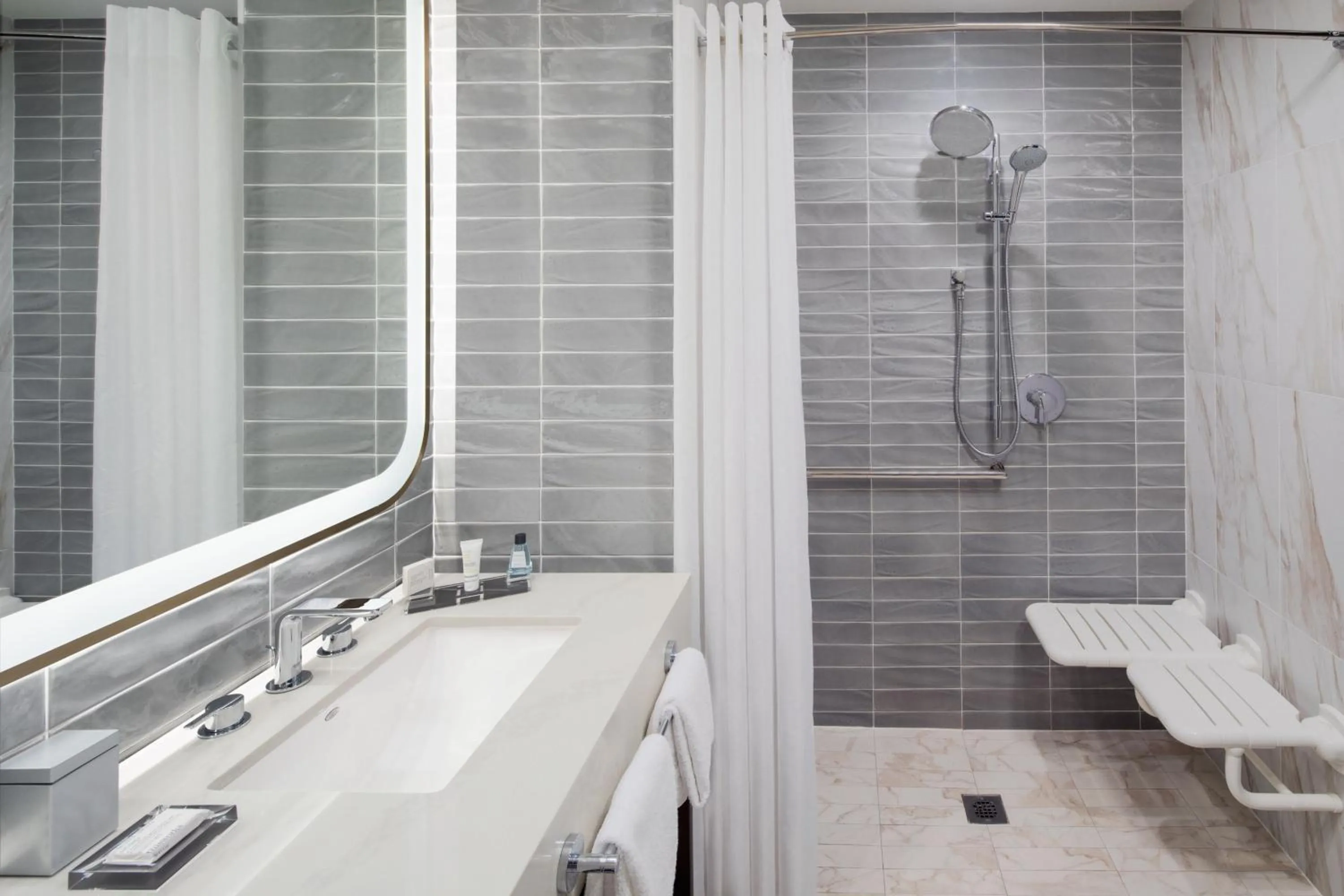 Bathroom in Marriott Fort Lauderdale Airport