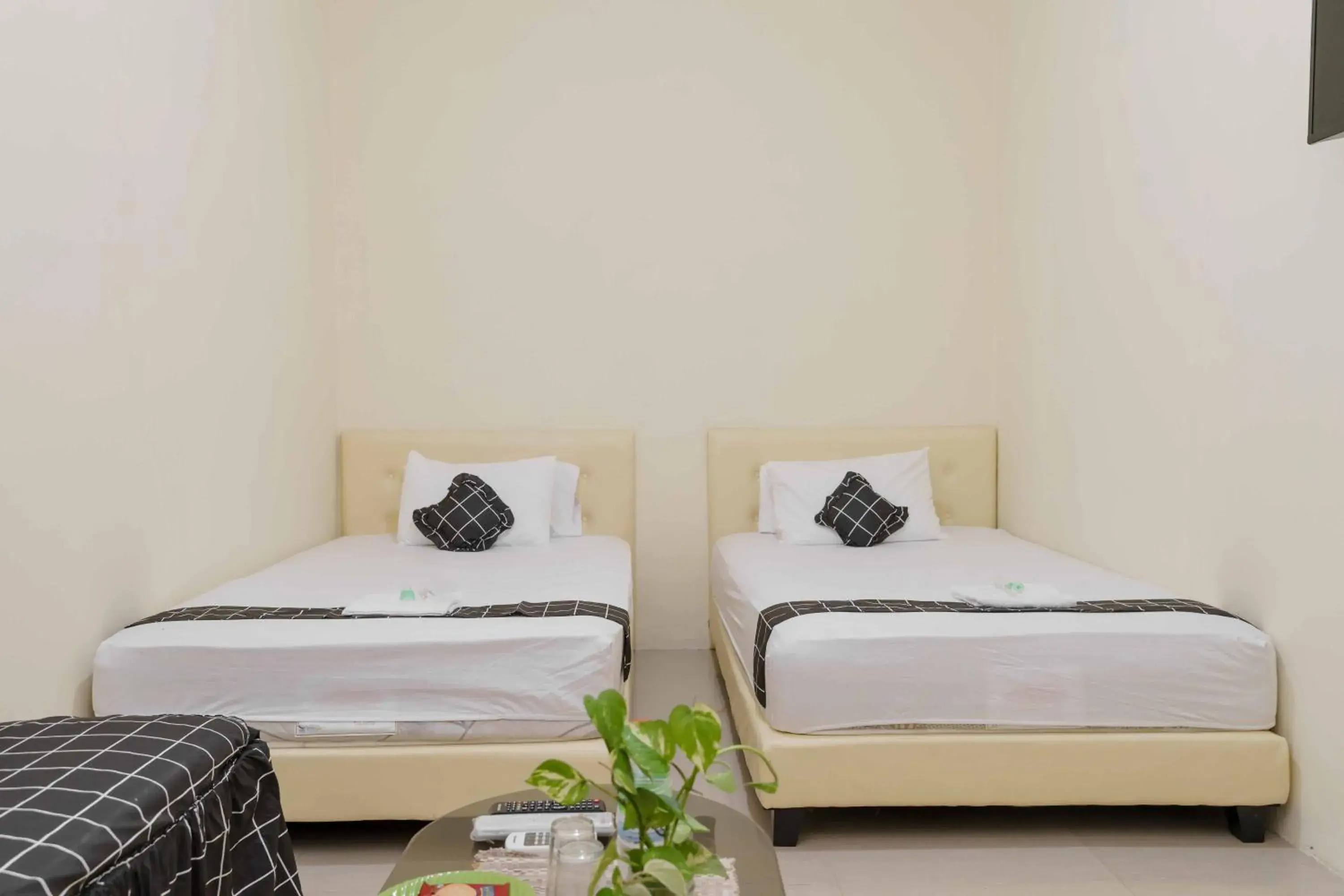 Twin Room in Madinah House Syariah Mitra RedDoorz Twin Room in Madinah House Syariah Mitra RedDoorz