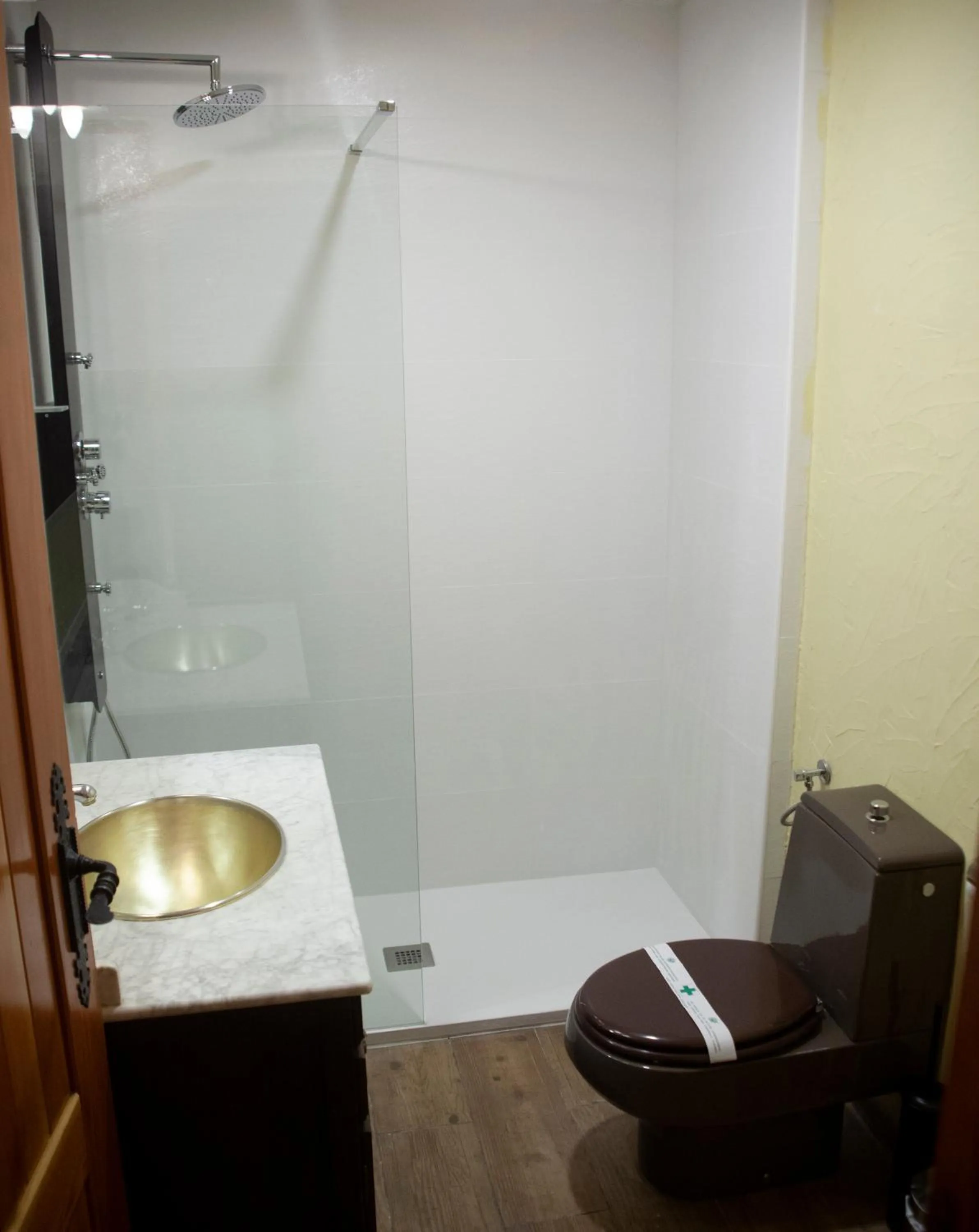 Shower in Hotel Vallibierna