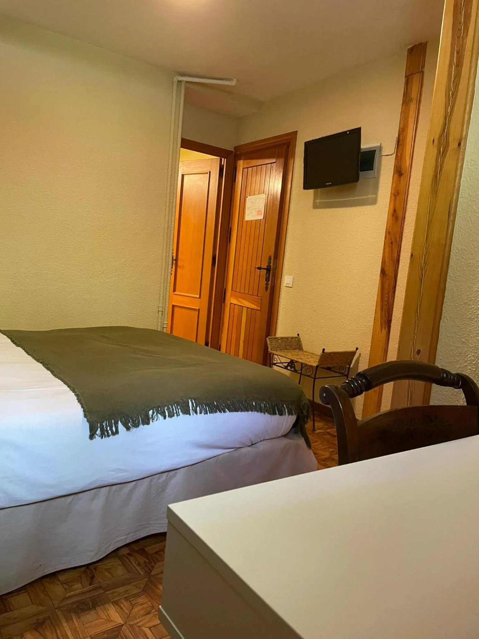 Bedroom, Bed in Hotel Vallibierna