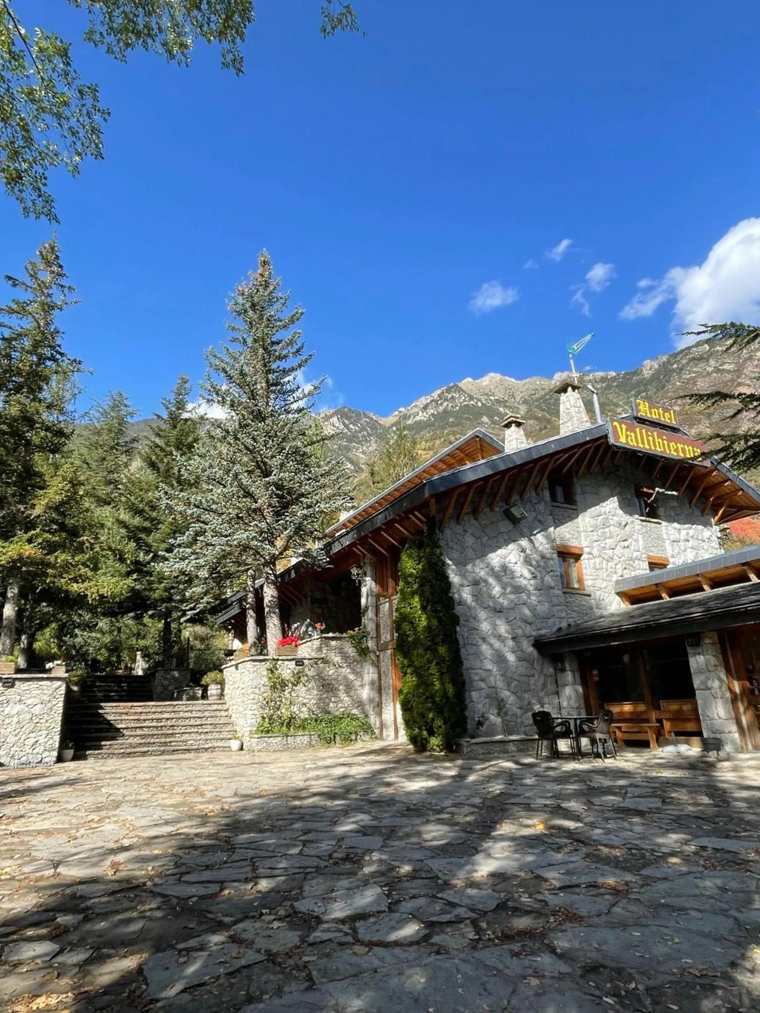 Property building in Hotel Vallibierna