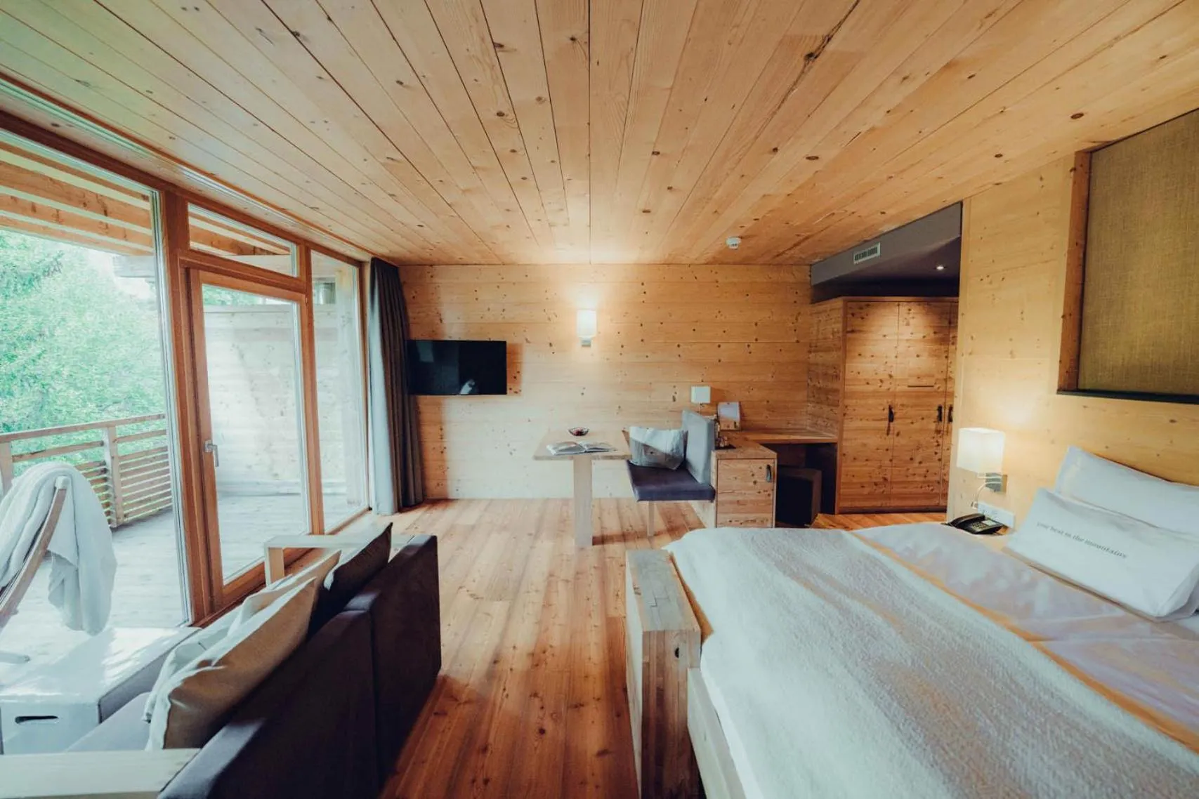 Bed in Holzhotel Forsthofalm