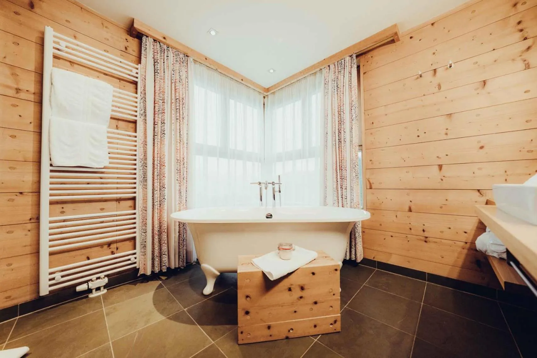 Bathroom in Holzhotel Forsthofalm