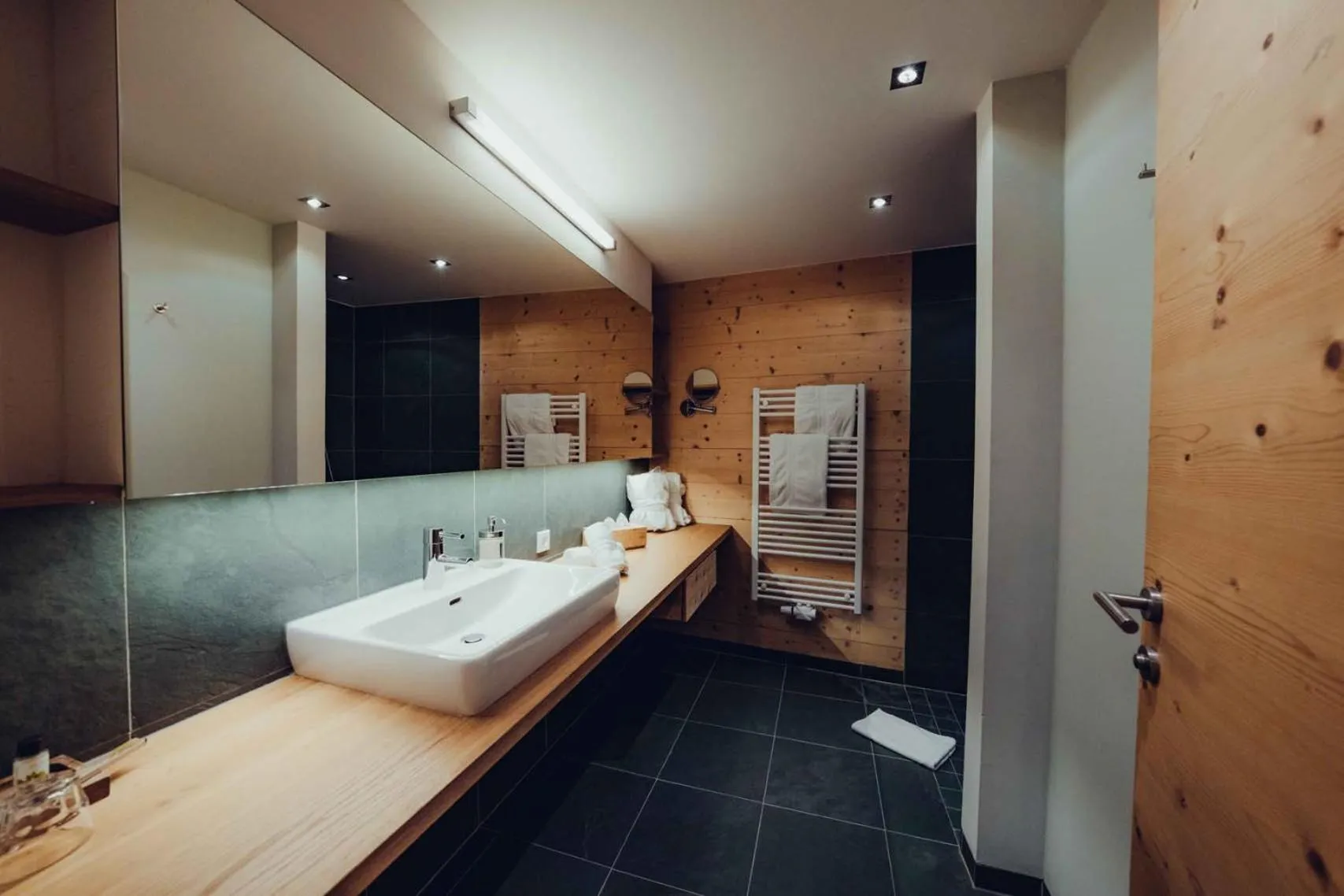 Bathroom in Holzhotel Forsthofalm