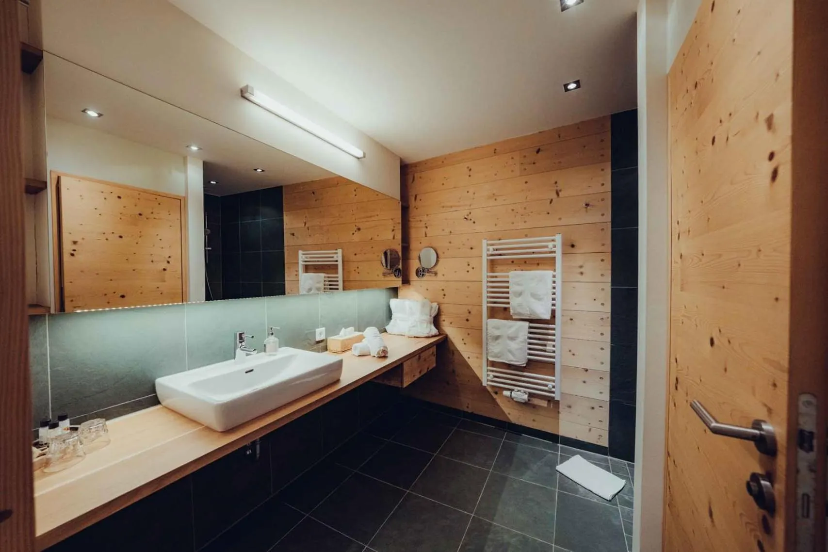 Bathroom in Holzhotel Forsthofalm