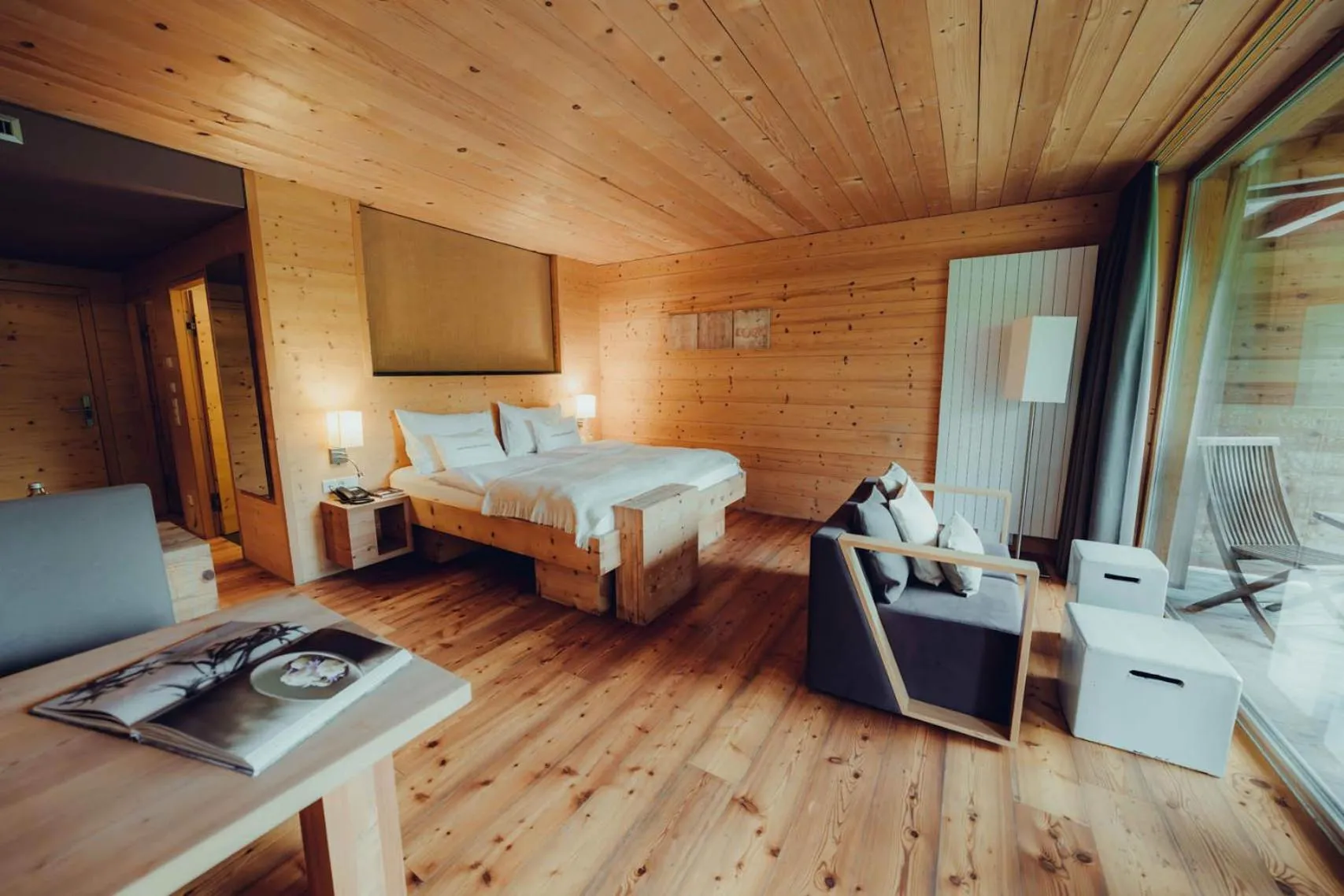 Bed in Holzhotel Forsthofalm