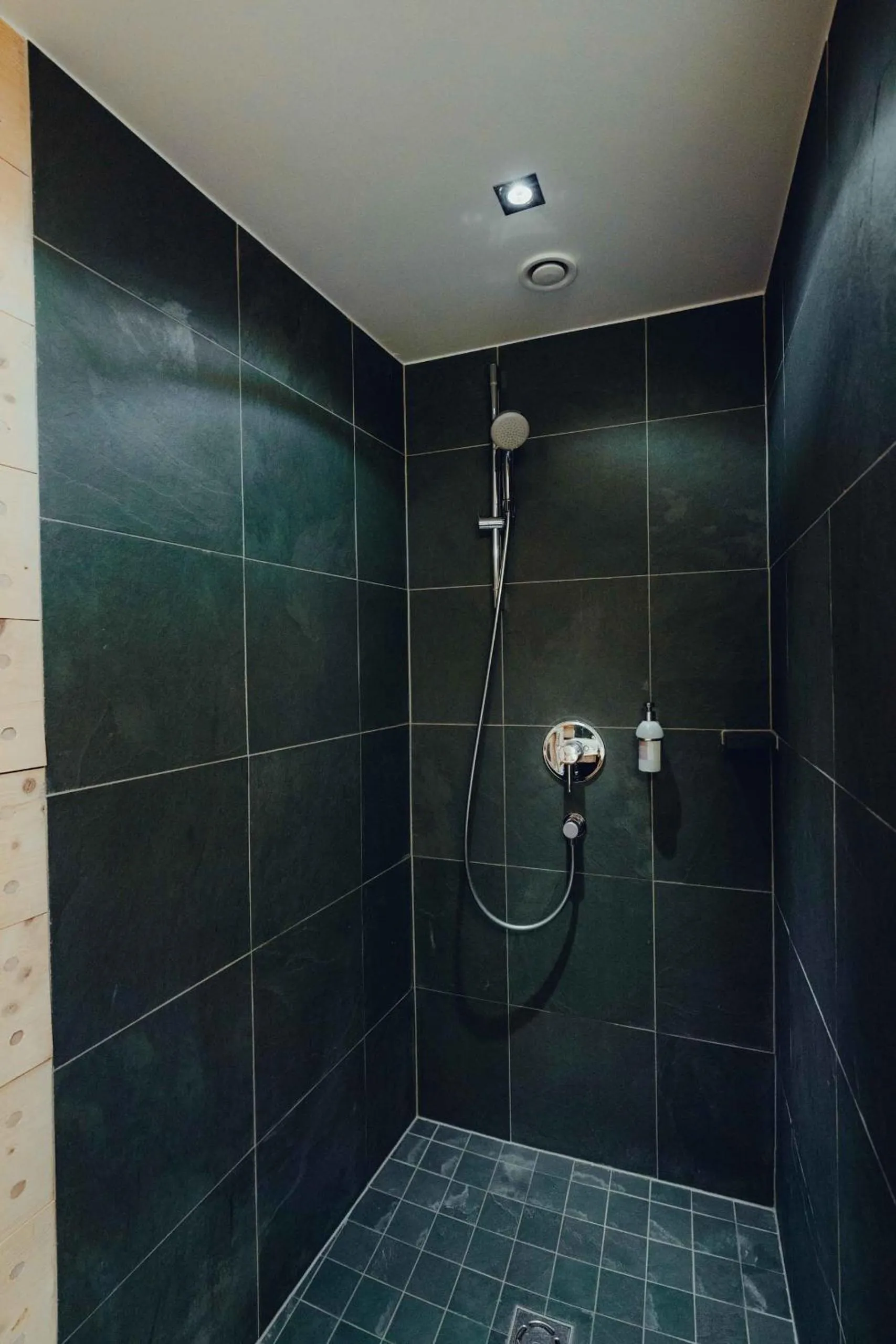 Shower in Holzhotel Forsthofalm