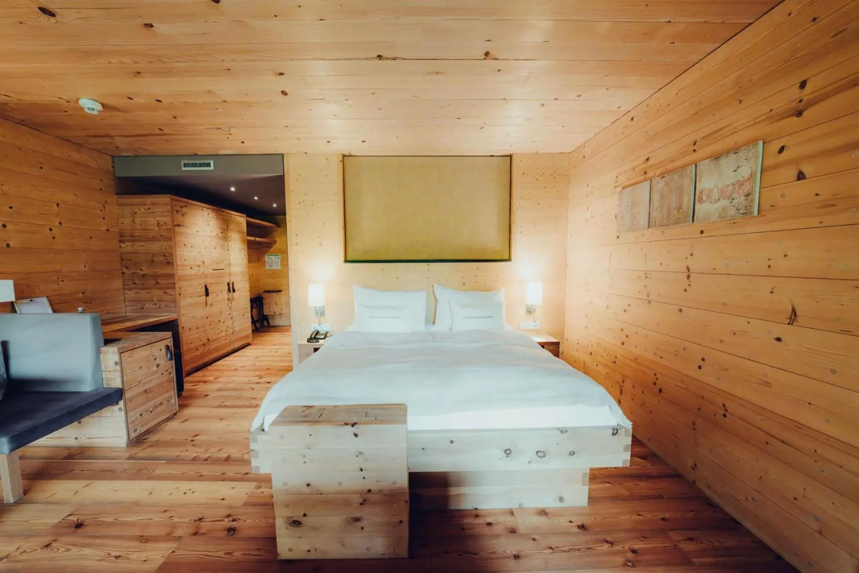 Bed in Holzhotel Forsthofalm