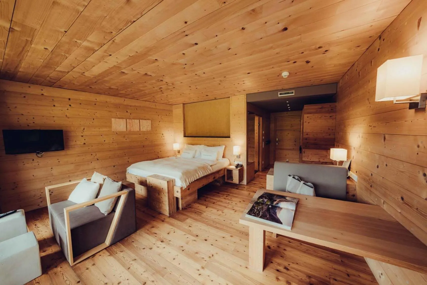 Bed in Holzhotel Forsthofalm