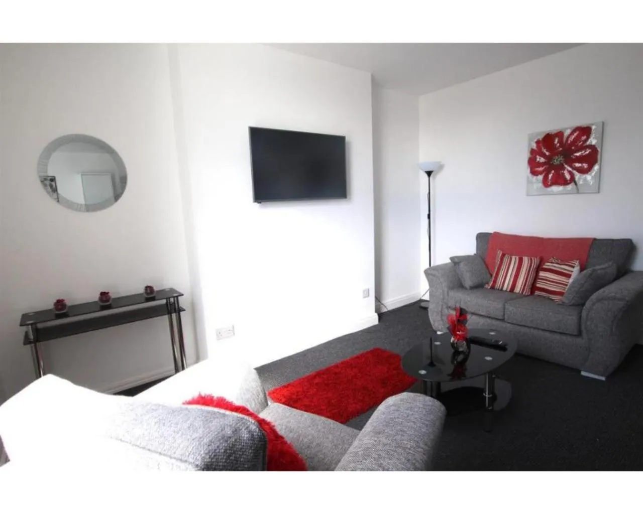 Living room, Bed in Coast Accommodation Station Road Apartments