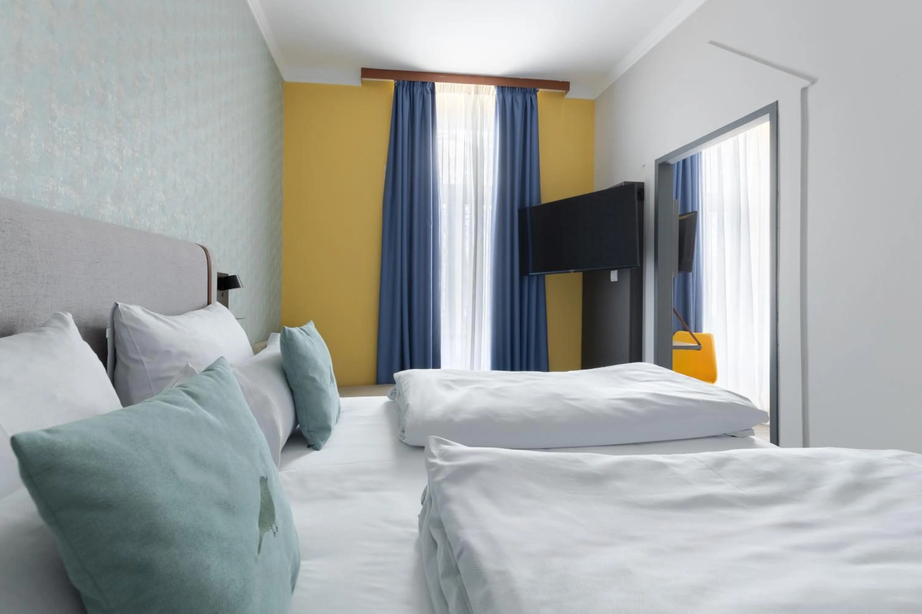 Photo of the whole room, Bed in Yggotel Mejse