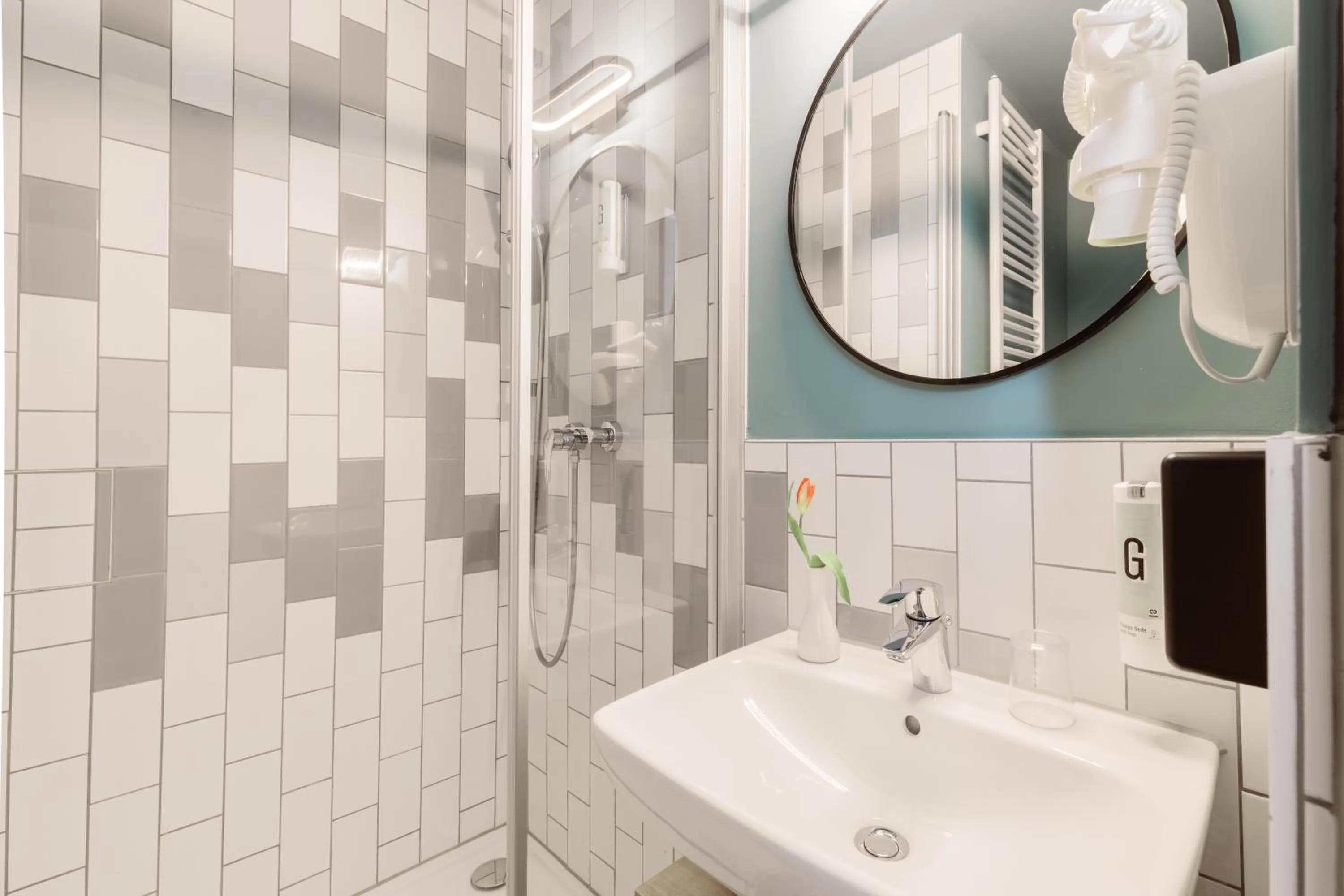 Shower in Garner Hotel Vienna by IHG