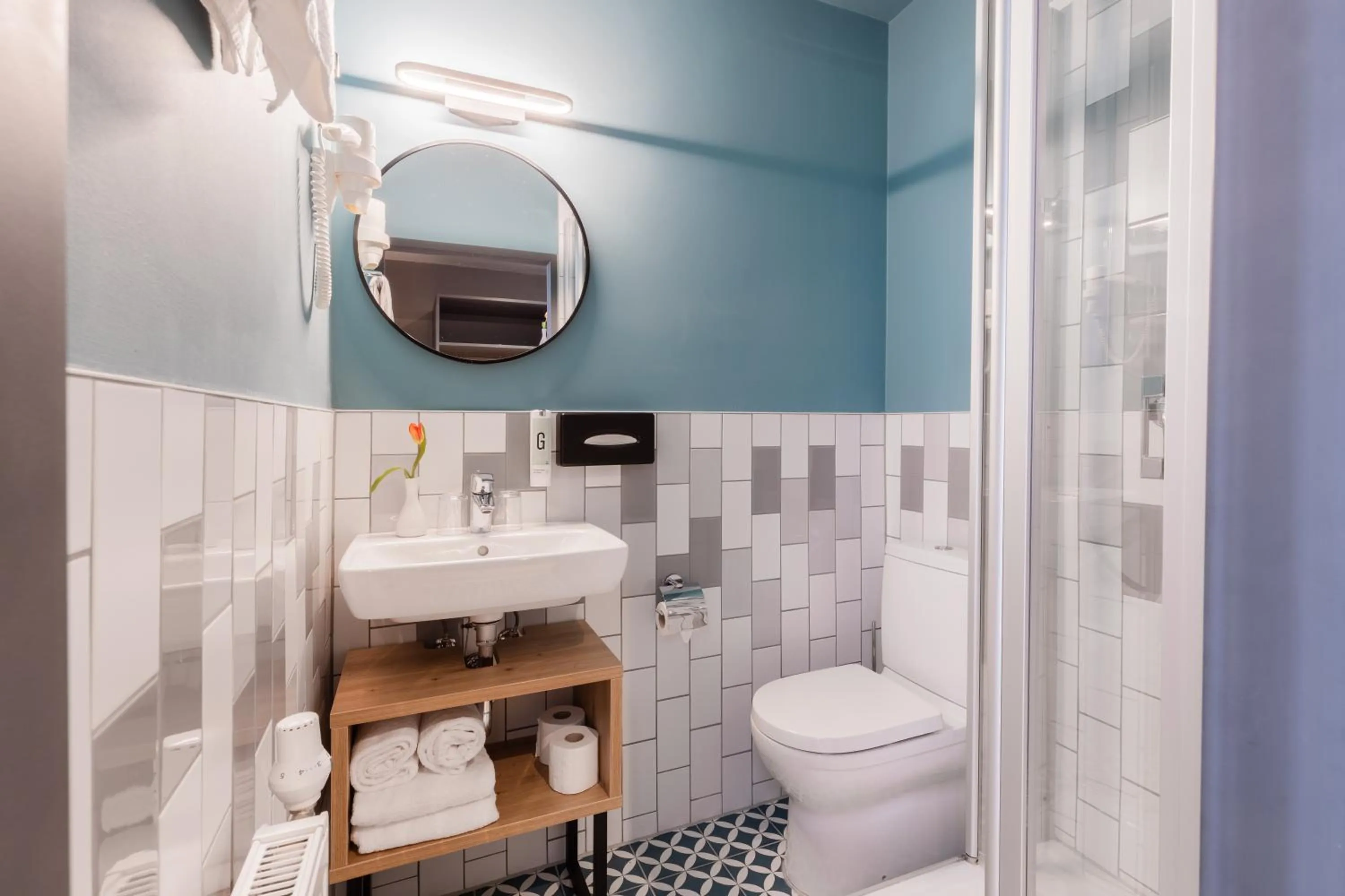 Shower in Garner Hotel Vienna by IHG