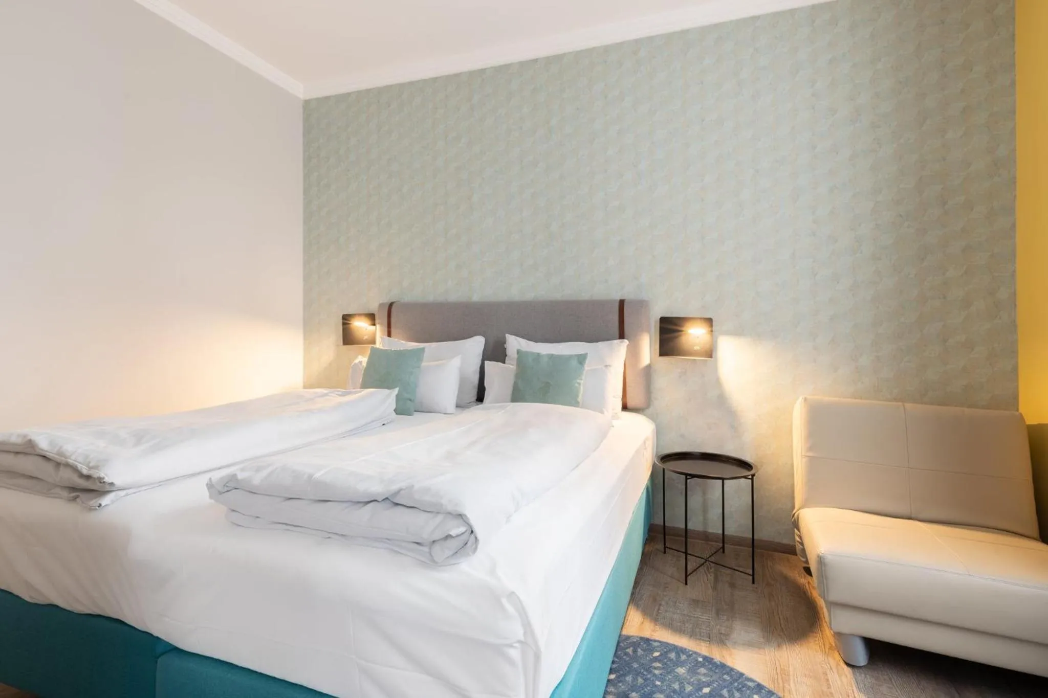 Photo of the whole room, Bed in Garner Hotel Vienna by IHG