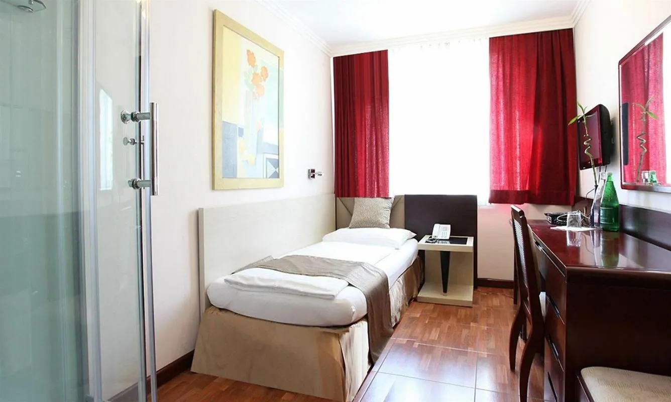 Single Room in Hotel Attaché l contactless check-in